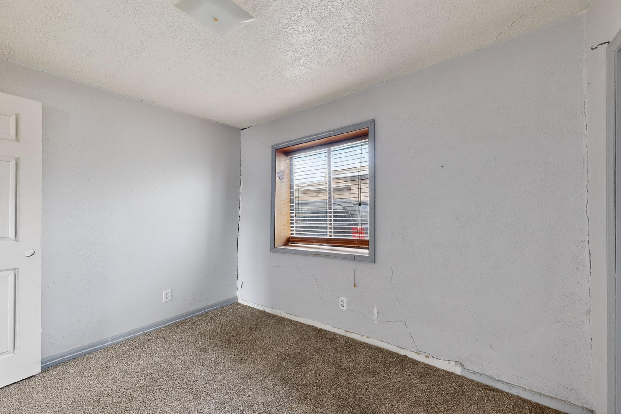 Photo 13 — 922 W Gilbert Avenue