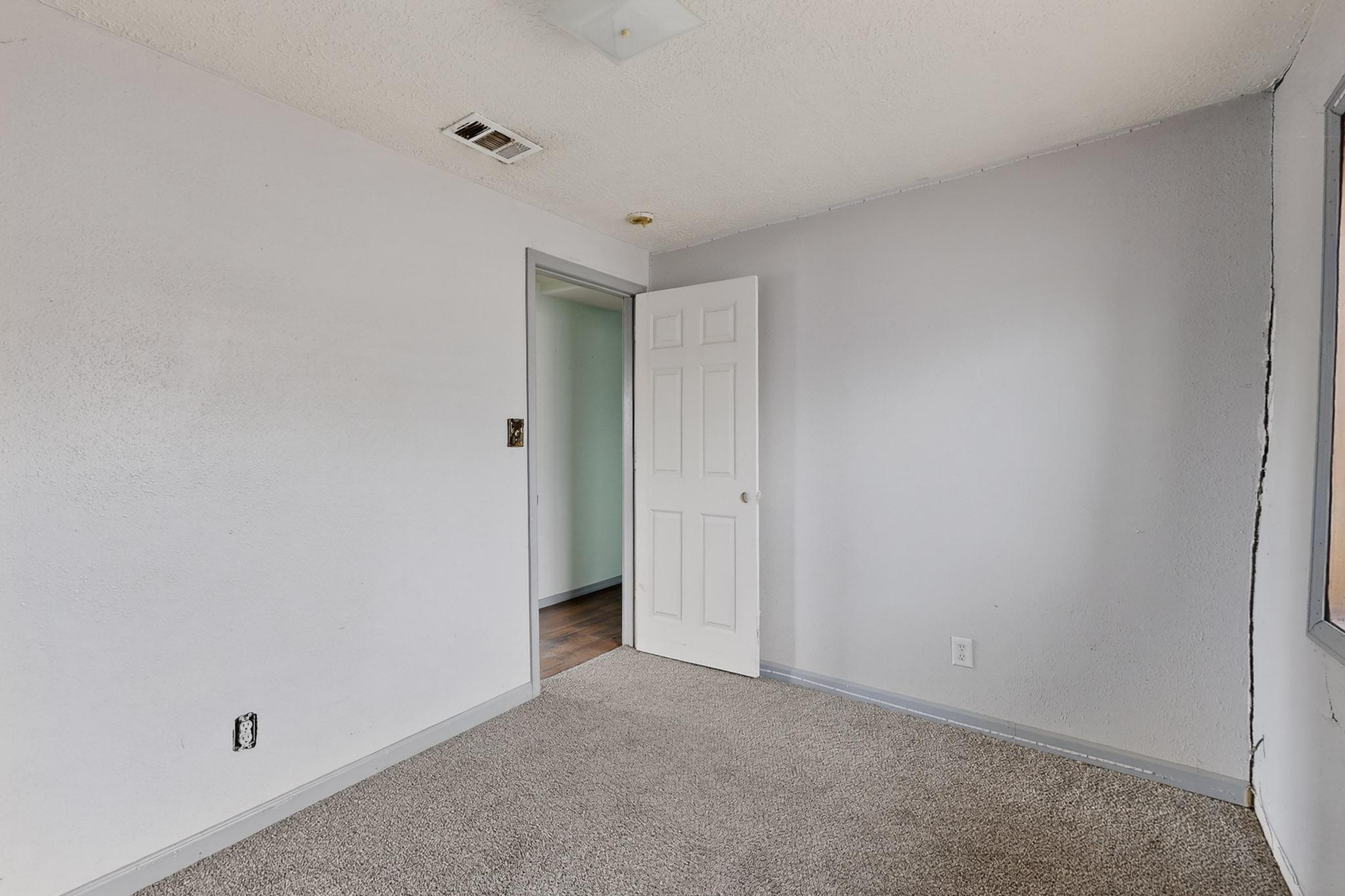 Photo 12 — 922 W Gilbert Avenue