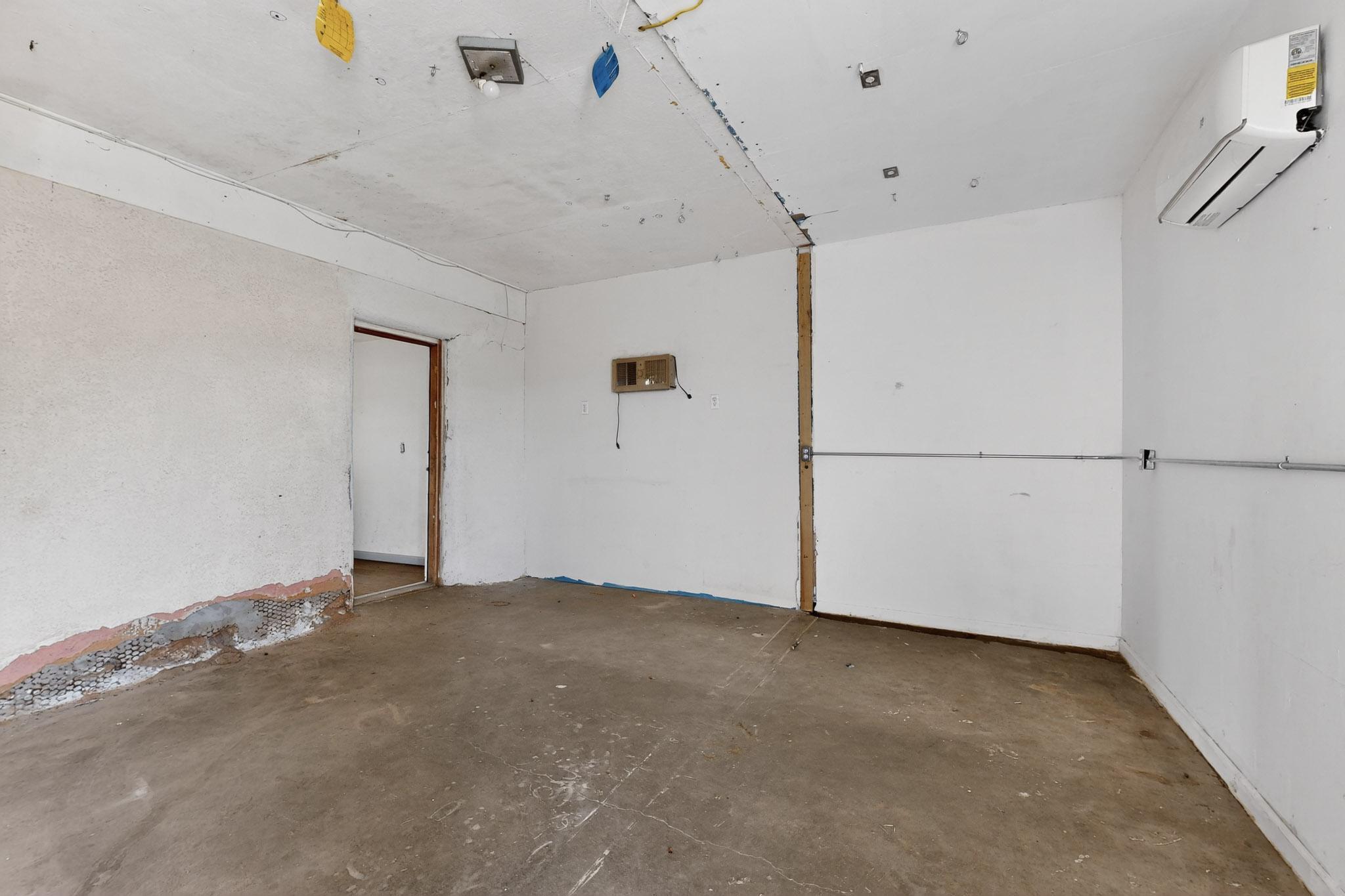 Photo 8 — 922 W Gilbert Avenue