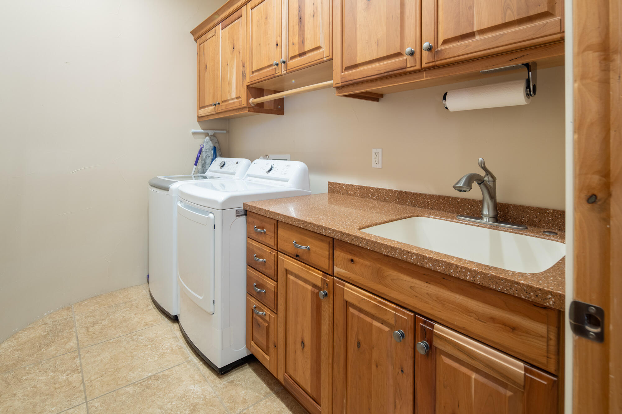 Photo 11 — 2401 Desert View Road NE