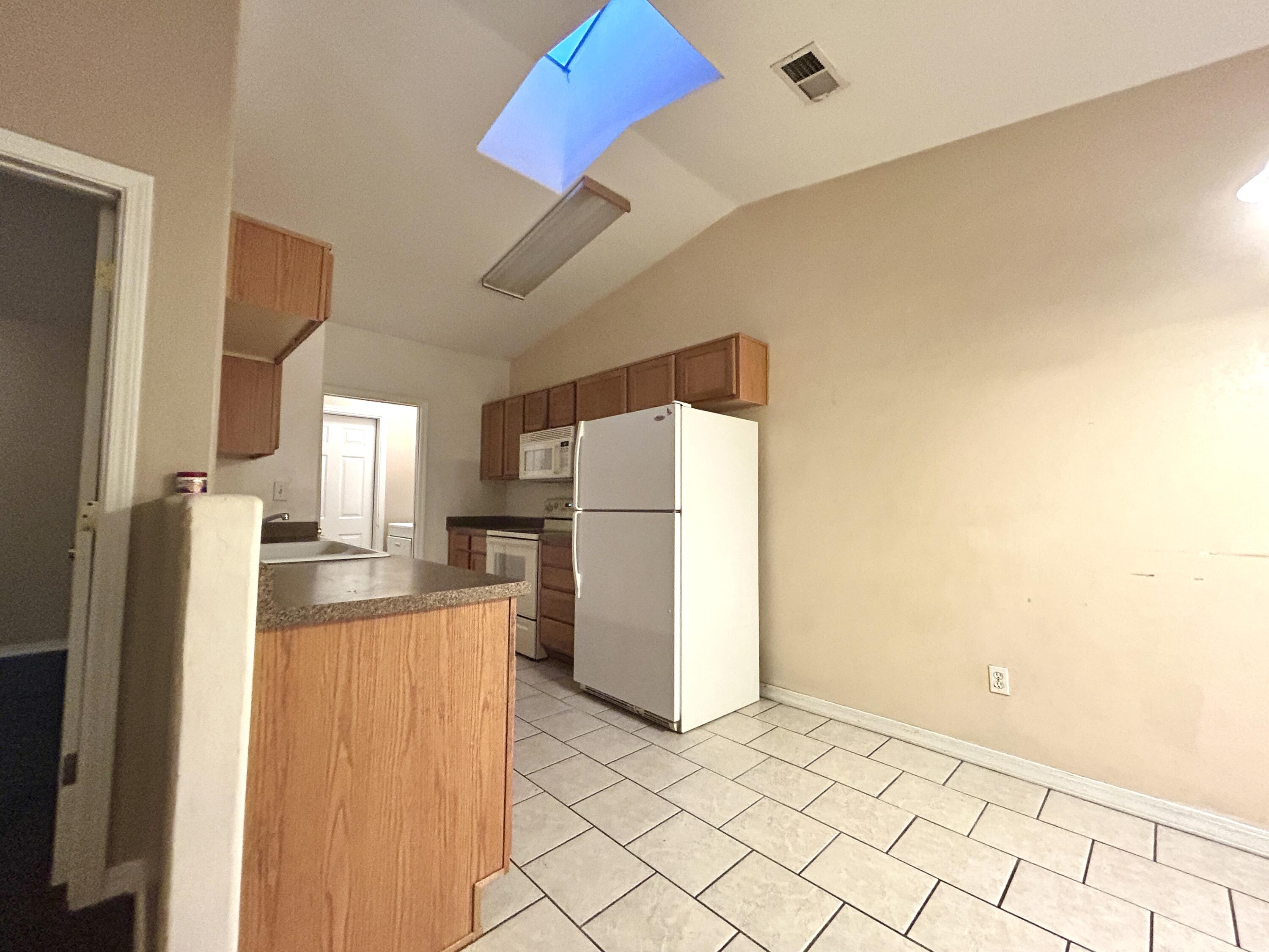 Photo 10 — 85 Hartel Place