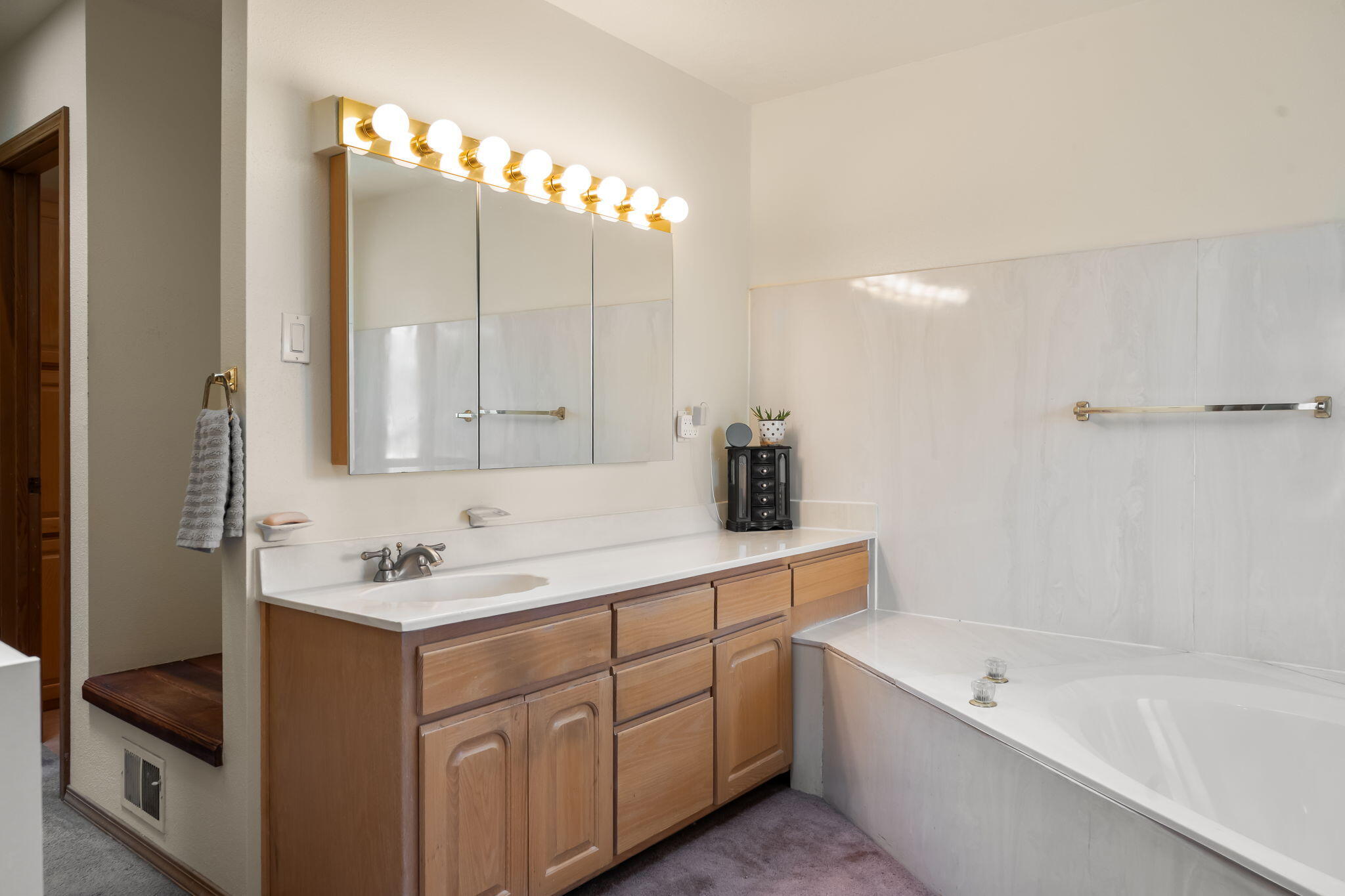 Photo 7 — 607 Willowbrook Lane