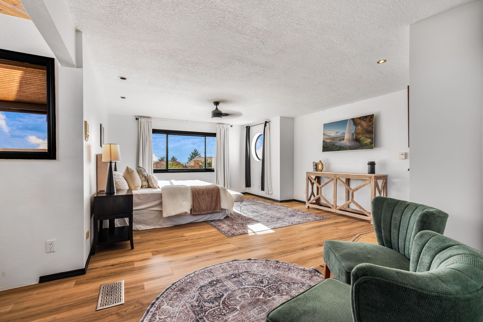 Photo 6 — 11600 San Rafael Avenue NE