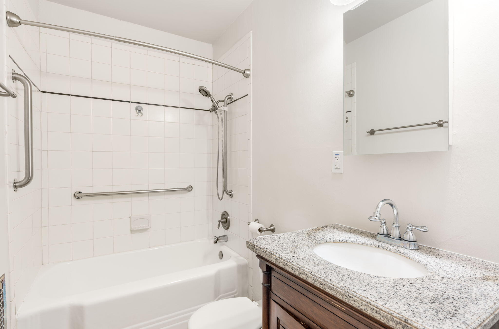 Photo 2 — 2824 Manzano Street NE