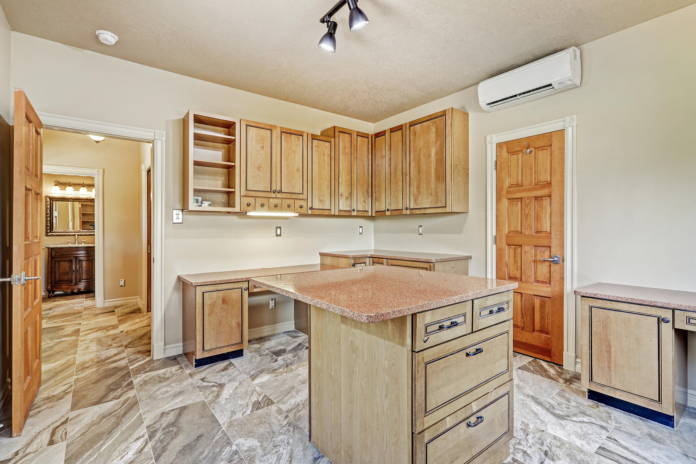 Photo 11 — 10220 Eagle Rock Avenue NE
