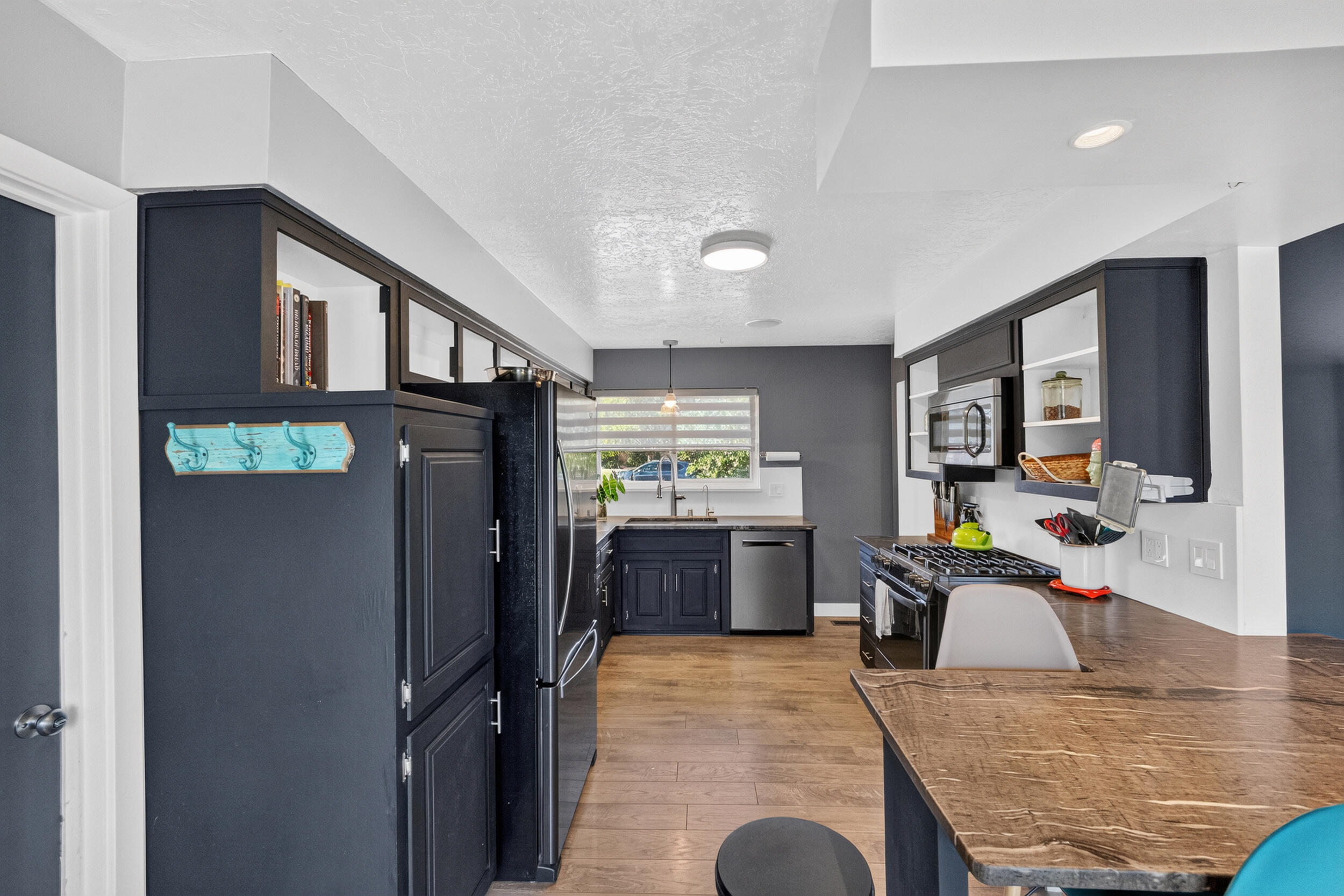 Photo 2 — 3121 San Joaquin Avenue SE