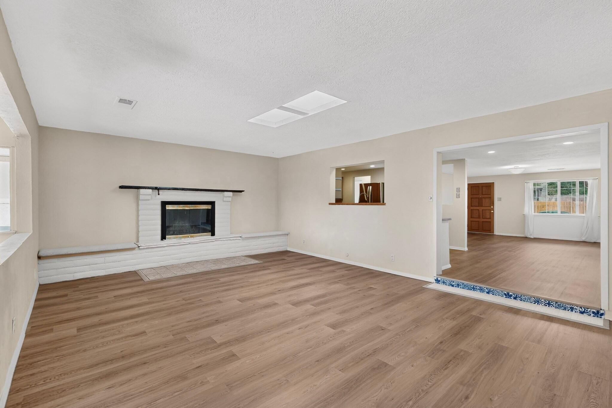 Photo 2 — 1517 Tomasita Street NE