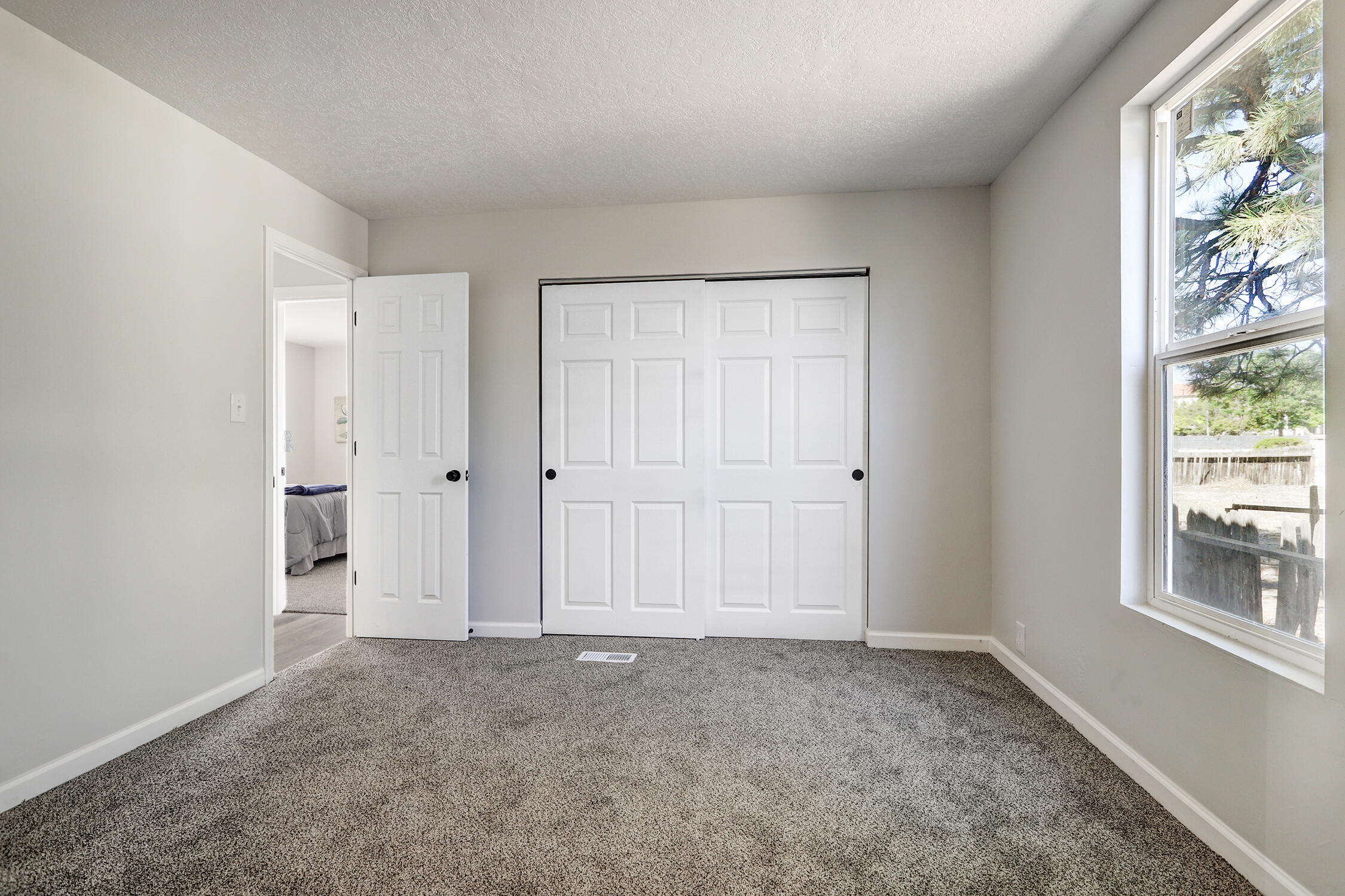 Photo 9 — 602 Fountain Court SE
