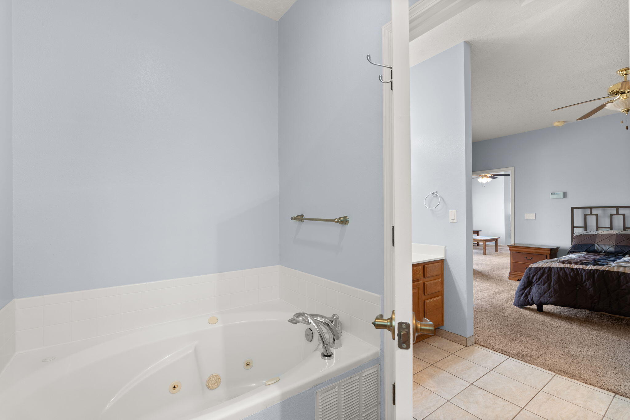 Photo 11 — 3390 Esplanade Place SE