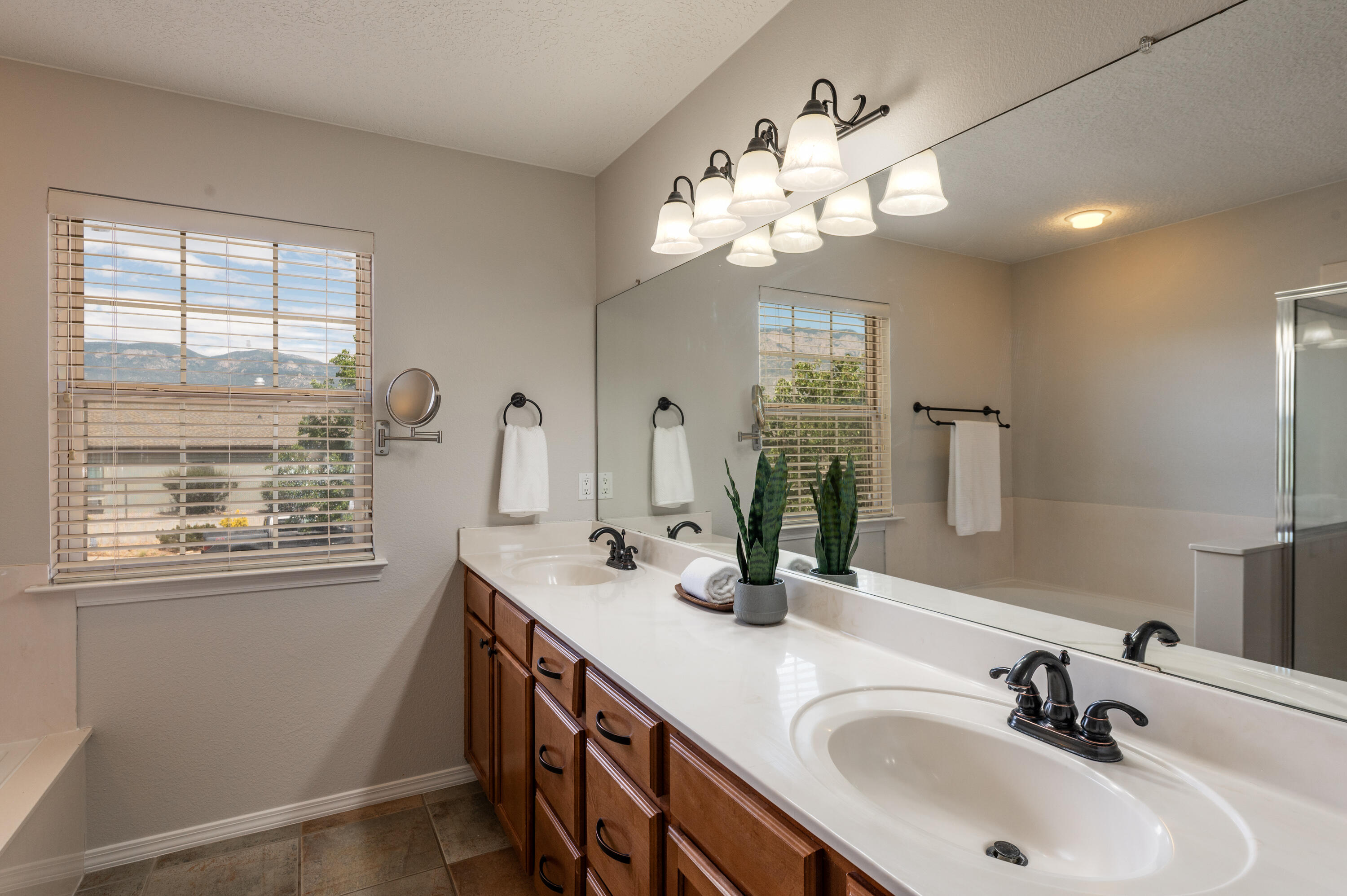 Photo 10 — 7105 Alexandria Drive NE