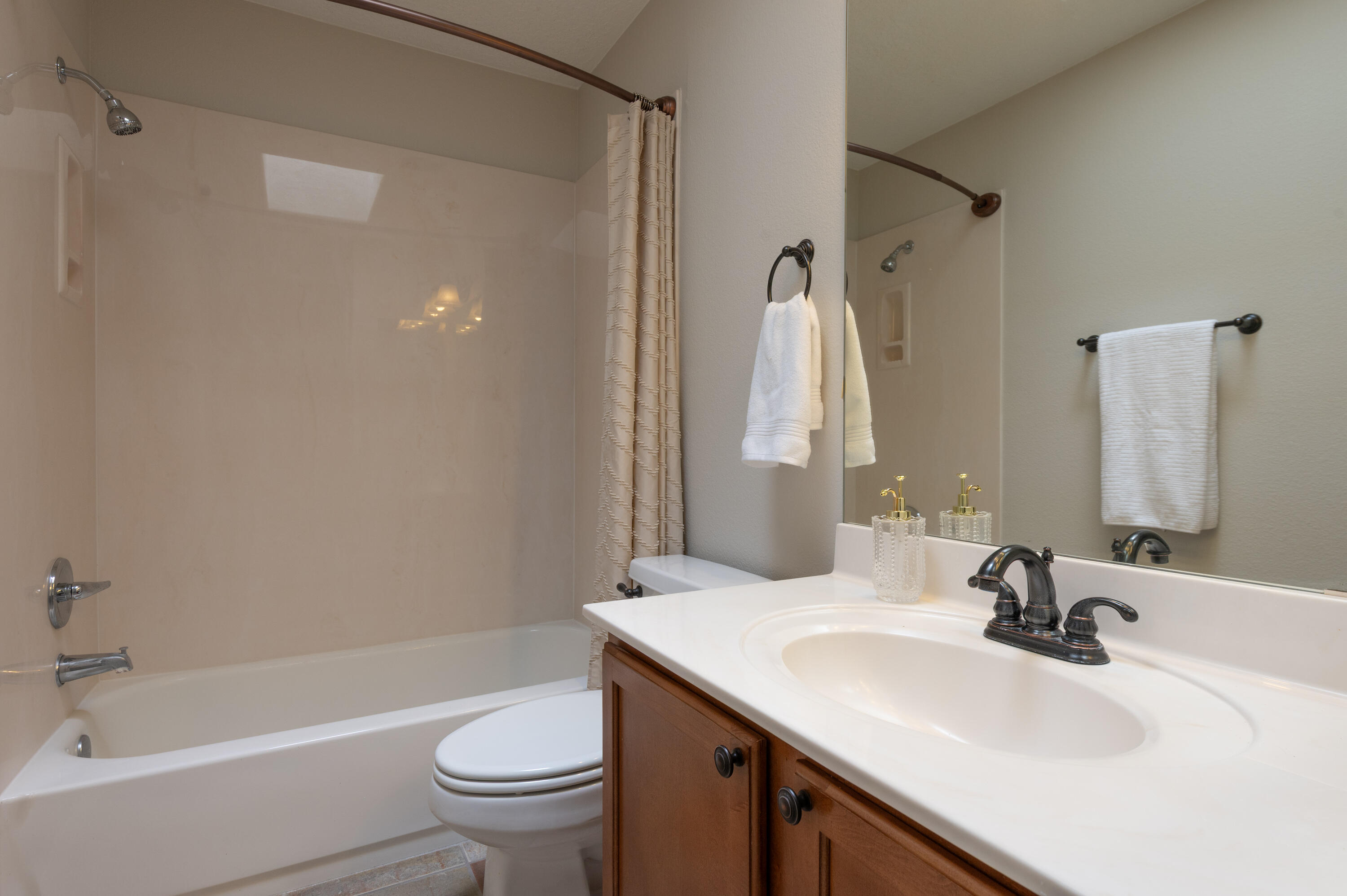 Photo 6 — 7105 Alexandria Drive NE