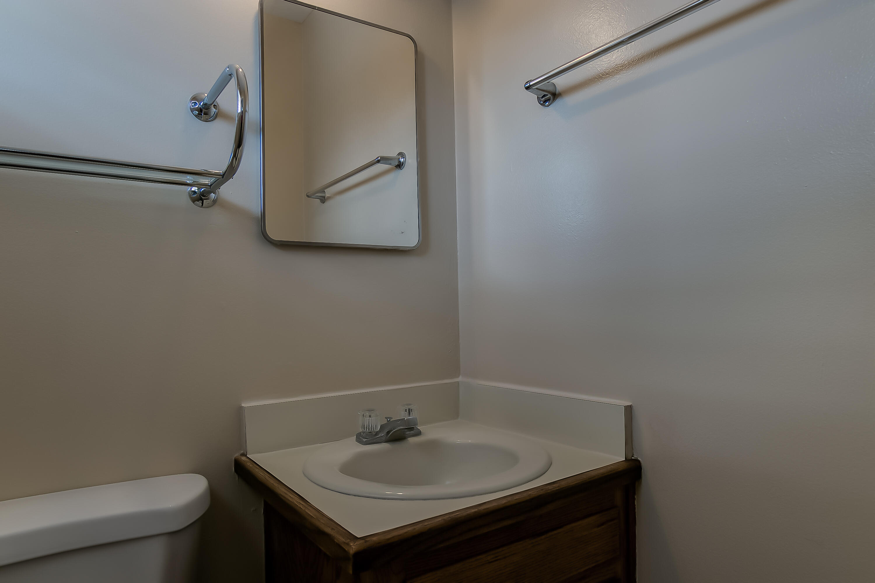 Photo 17 — 657 Grace Street NE