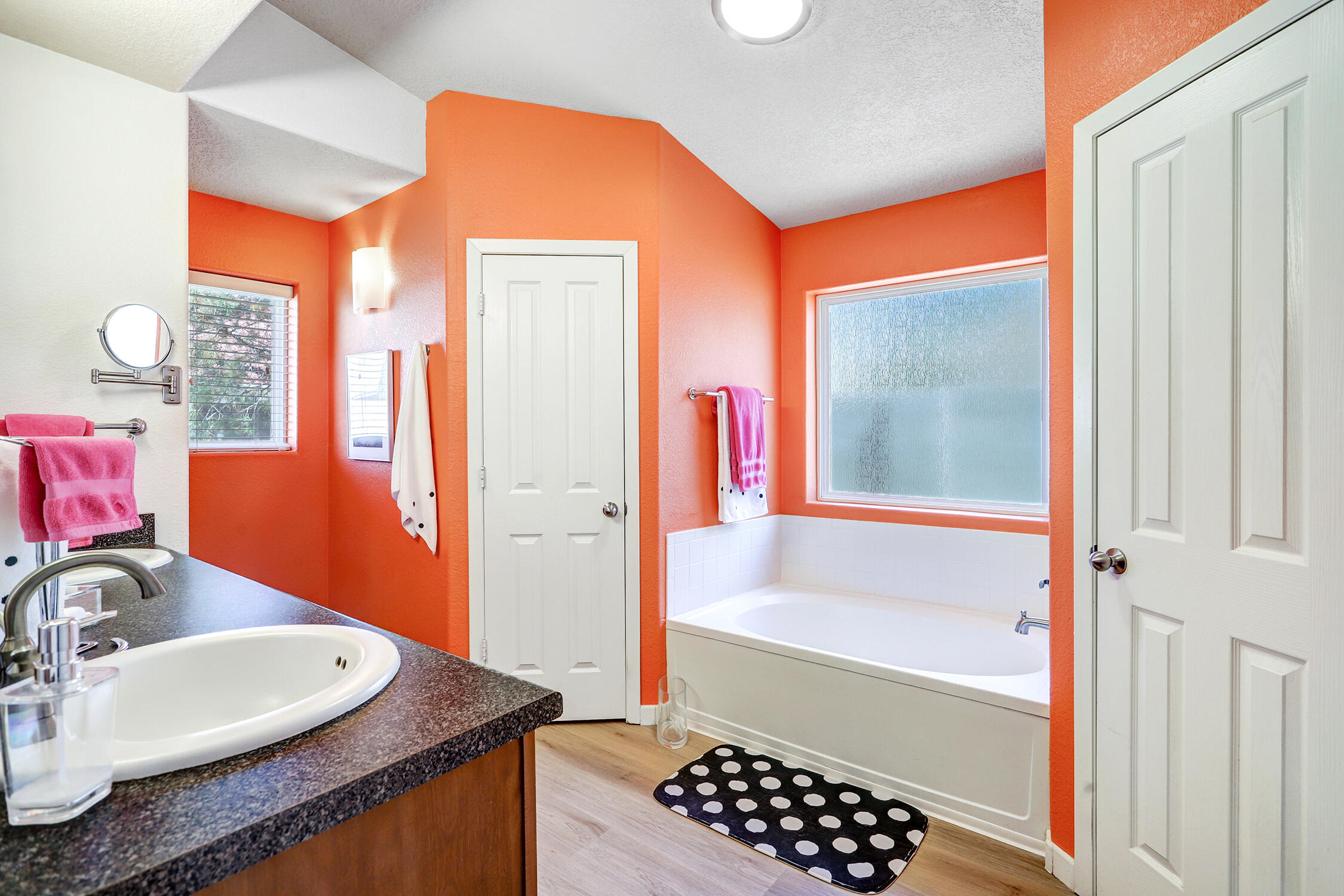 Photo 16 — 556 Minturn Court NE