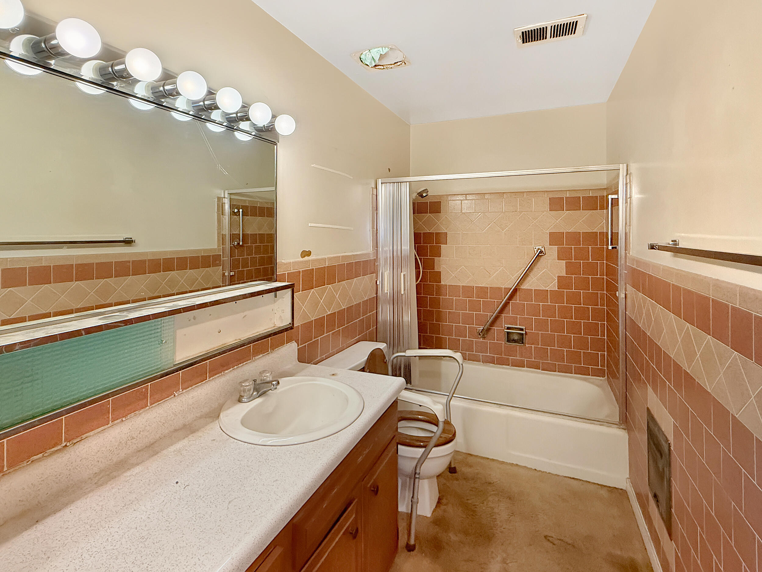 Photo 13 — 621 Campana Drive