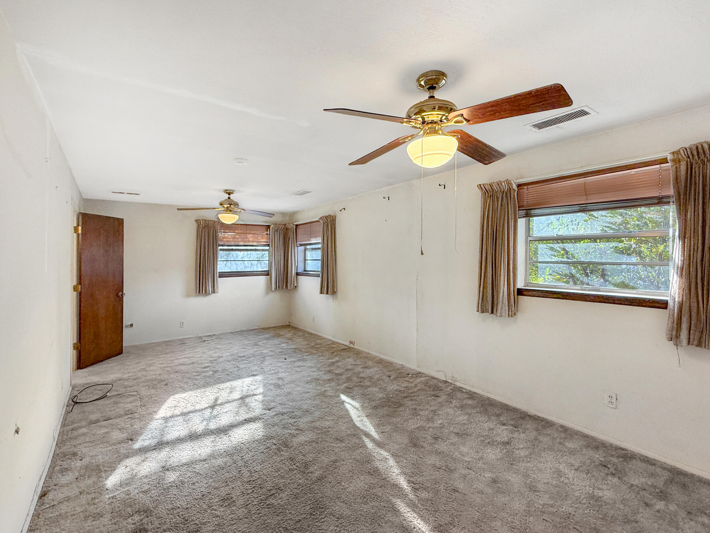 Photo 12 — 621 Campana Drive