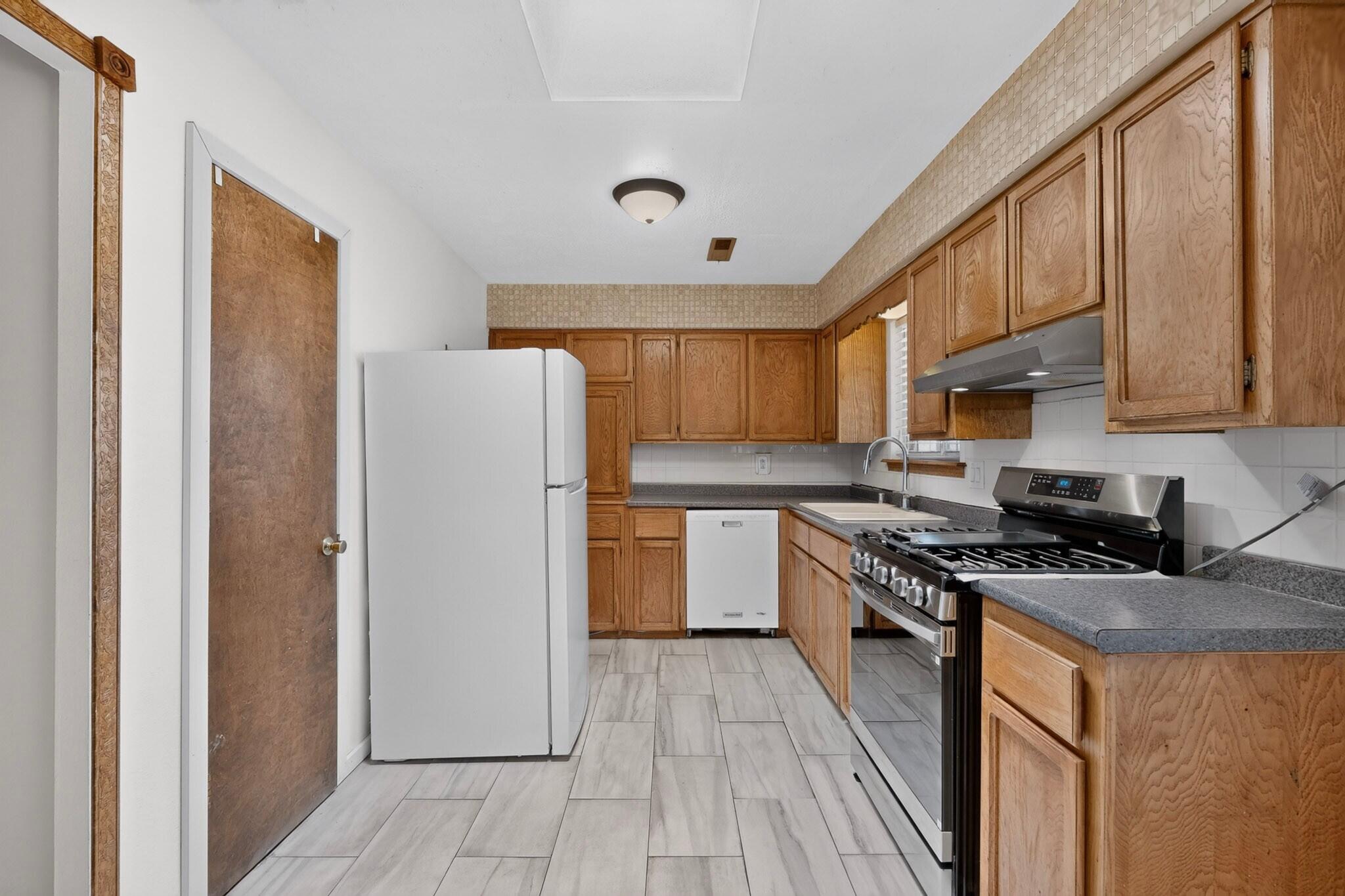 Photo 13 — 3709 Valerie Place NE