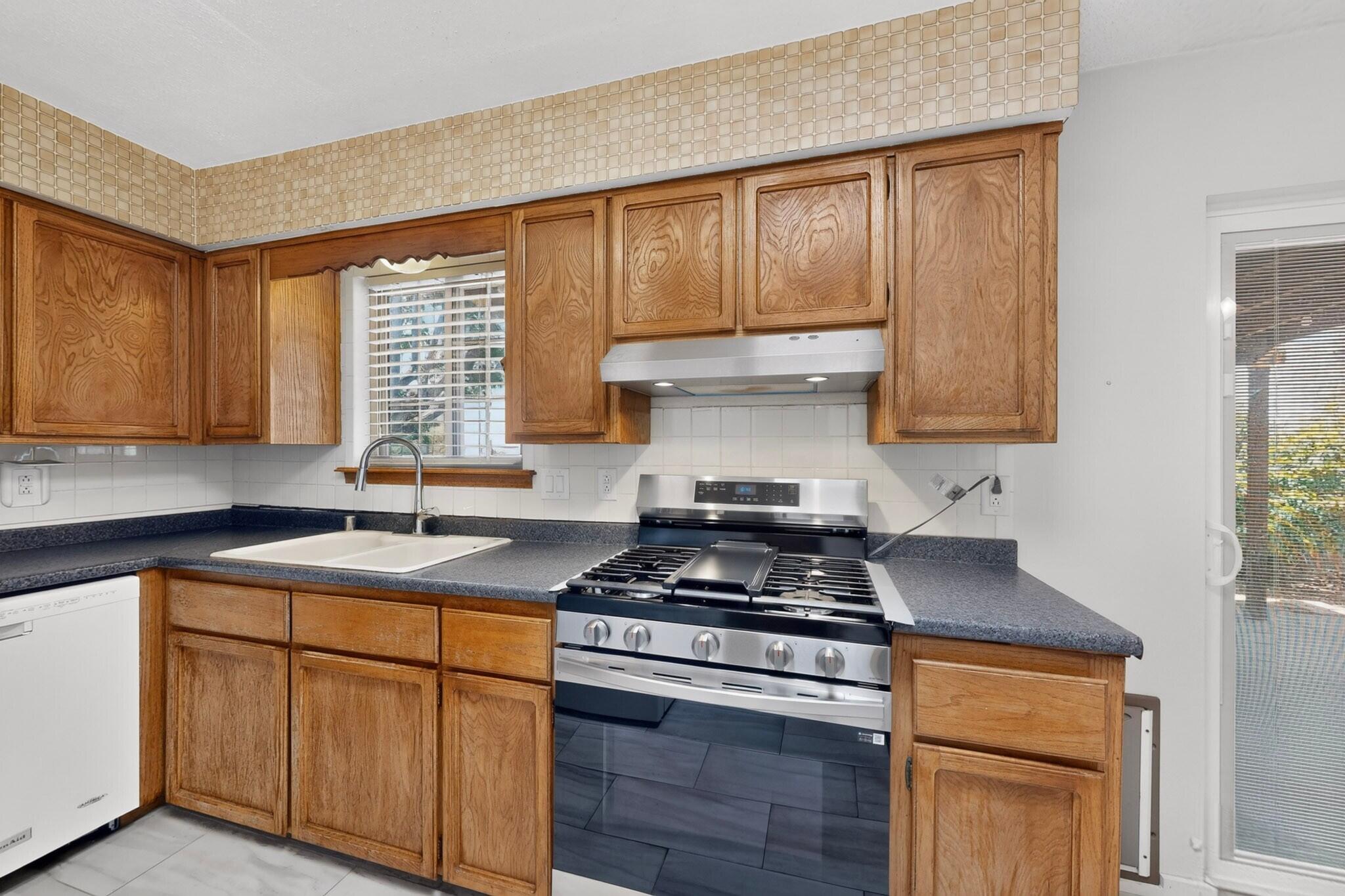 Photo 14 — 3709 Valerie Place NE