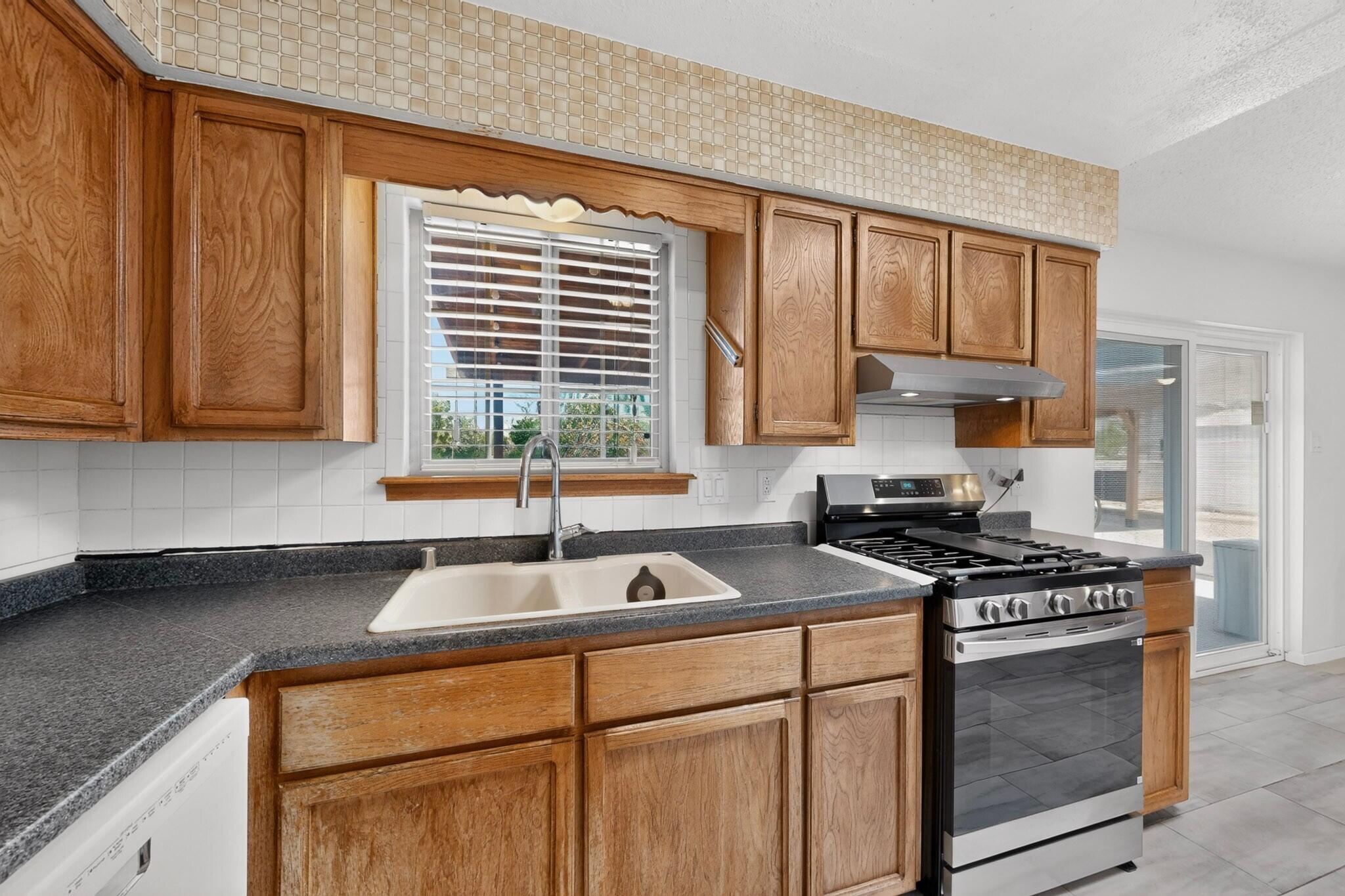 Photo 16 — 3709 Valerie Place NE