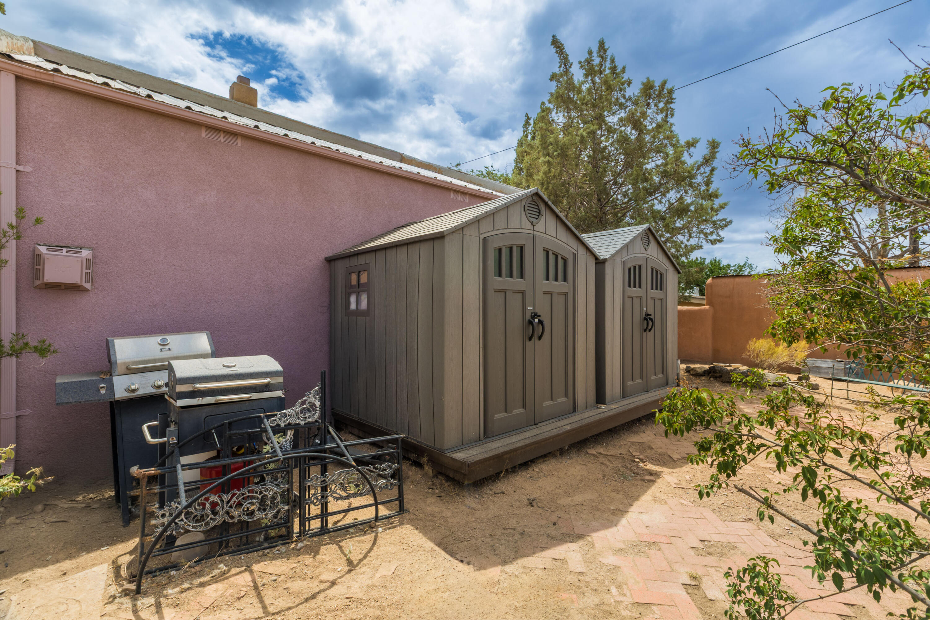 Photo 11 — 527 Mesilla Street NE
