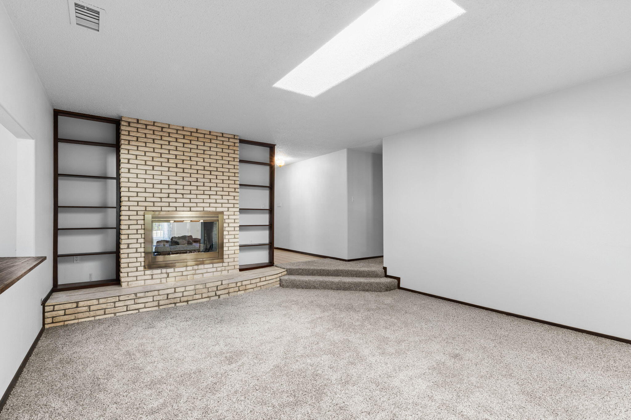 Photo 4 — 9420 Dona Rowena Avenue NE