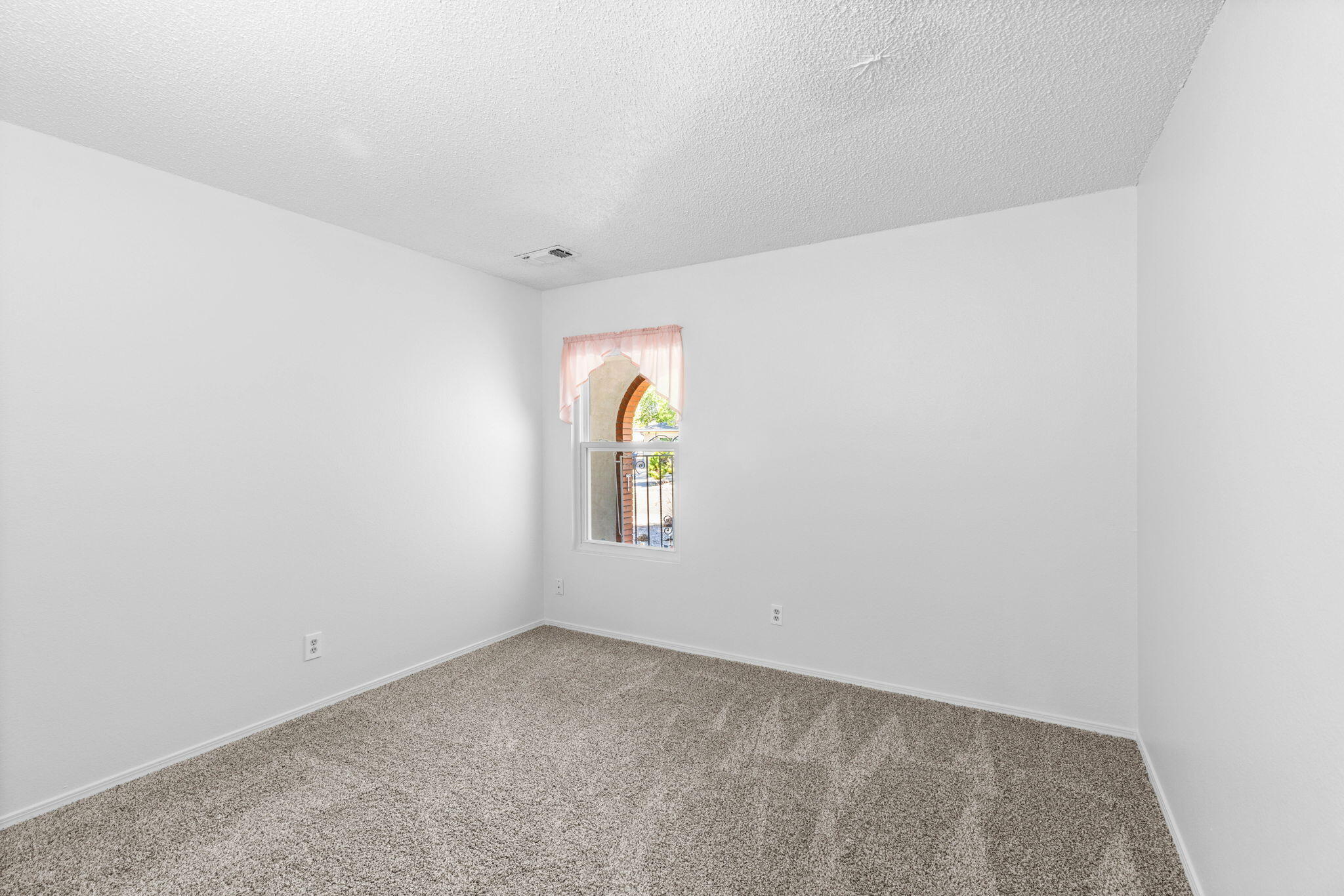 Photo 14 — 9420 Dona Rowena Avenue NE