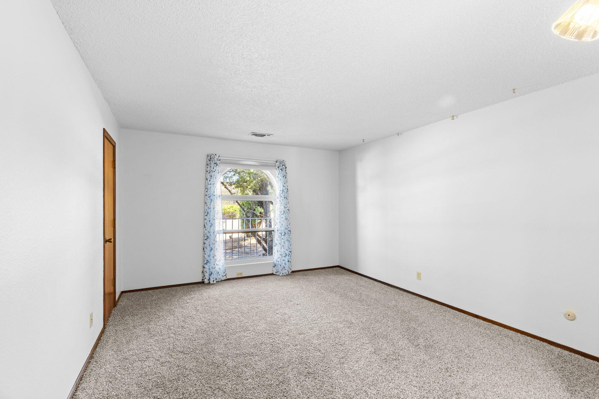 Photo 17 — 9420 Dona Rowena Avenue NE