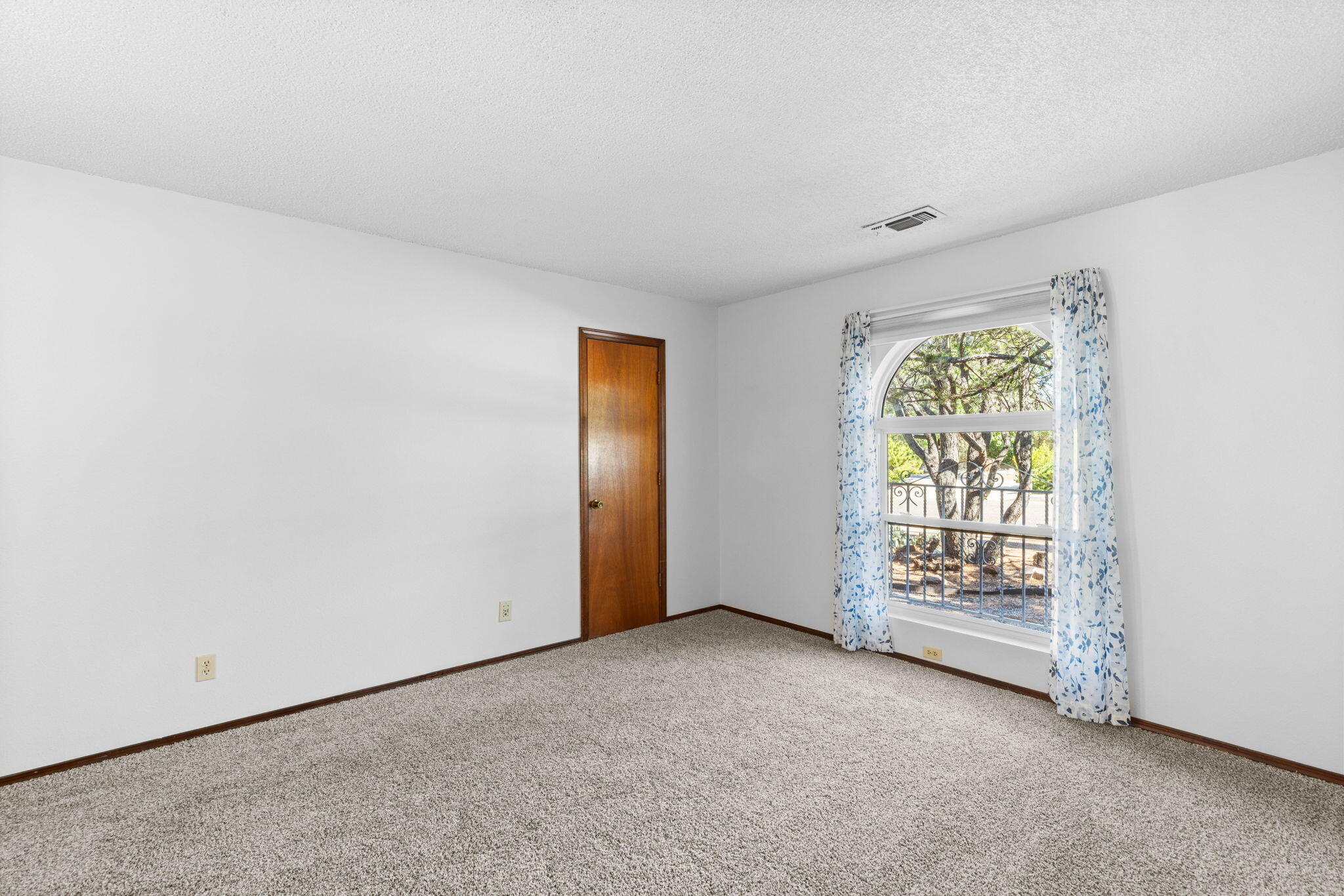 Photo 18 — 9420 Dona Rowena Avenue NE