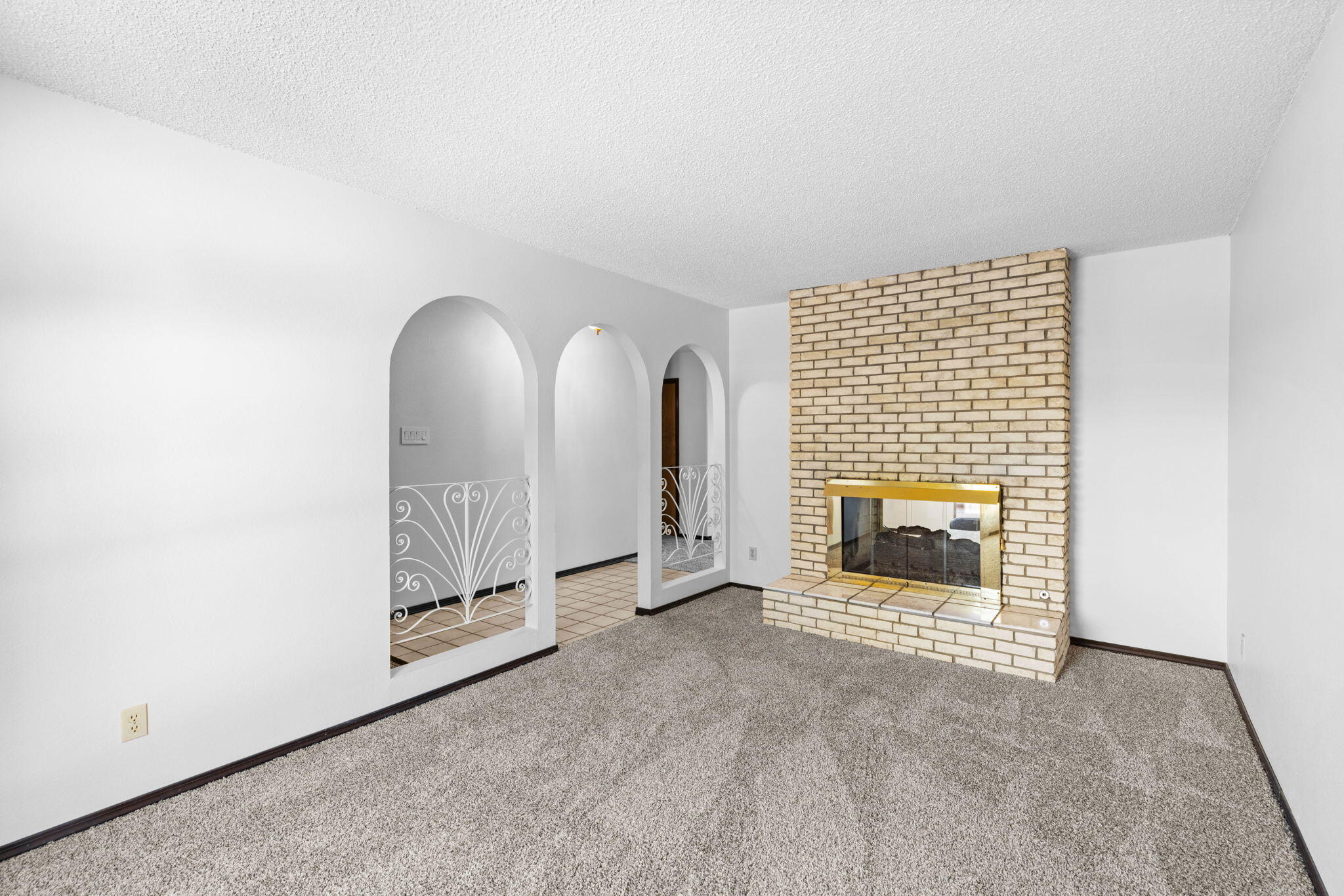 Photo 2 — 9420 Dona Rowena Avenue NE