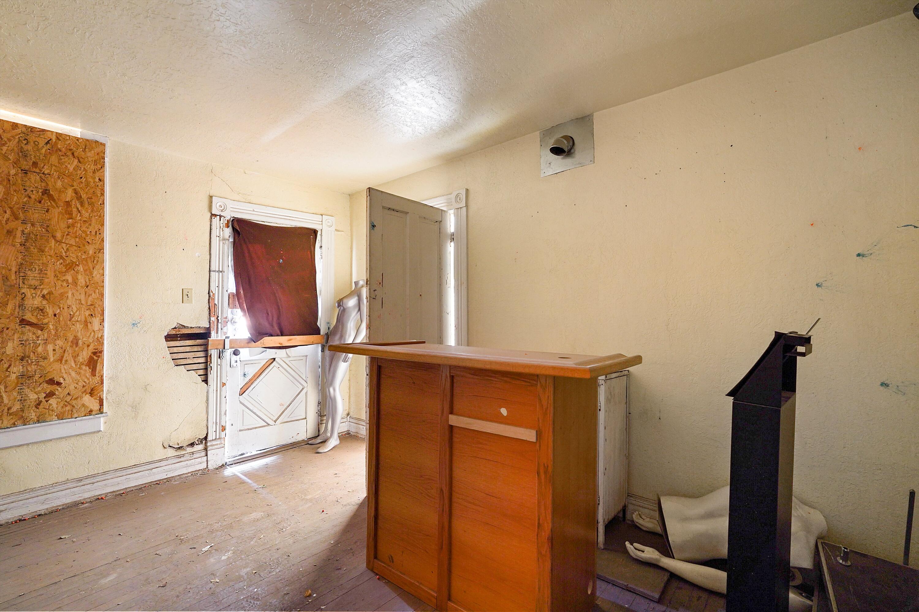 Photo 16 — 635 & 637 BROADWAY Boulevard SE
