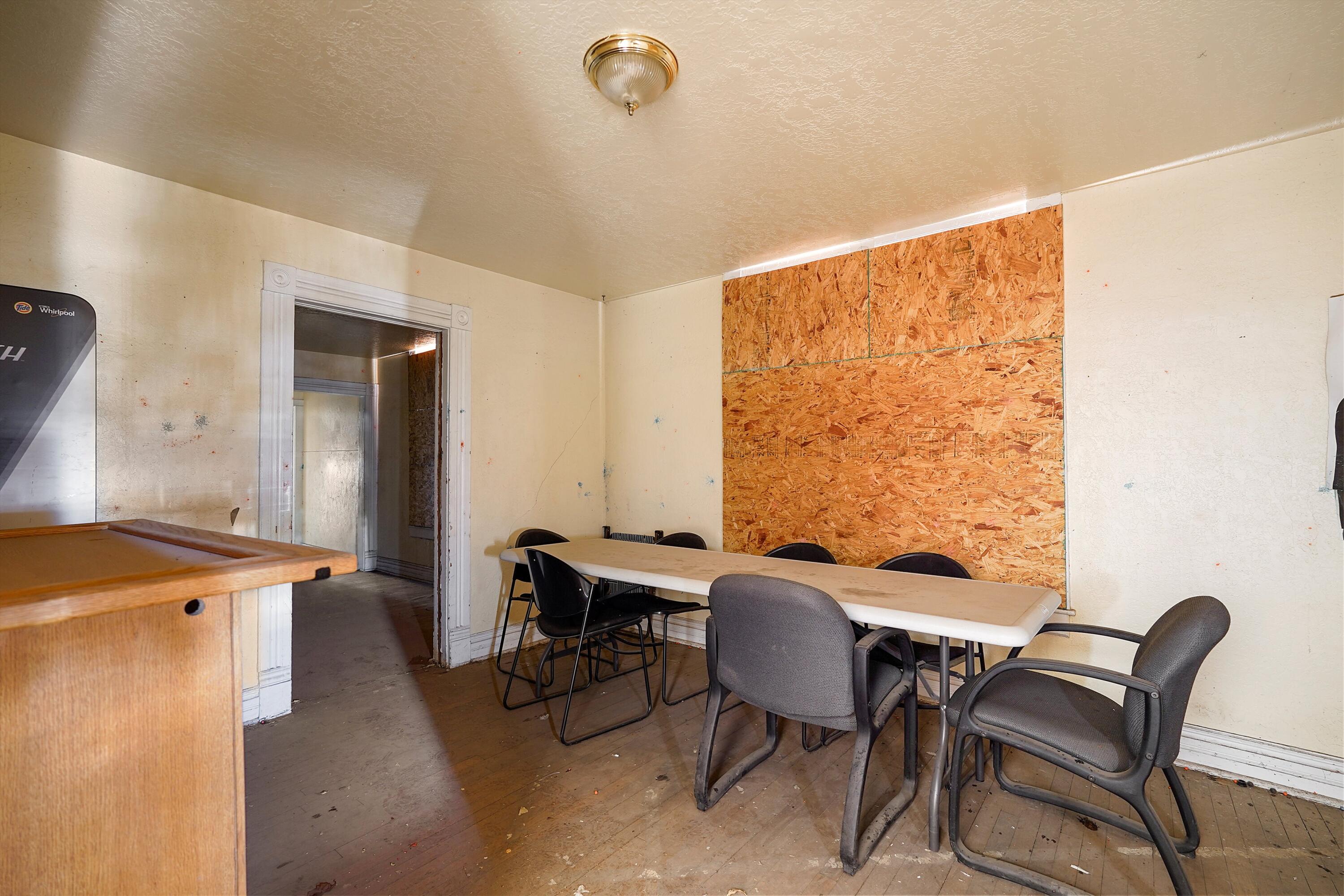 Photo 2 — 635 Broadway Boulevard SE