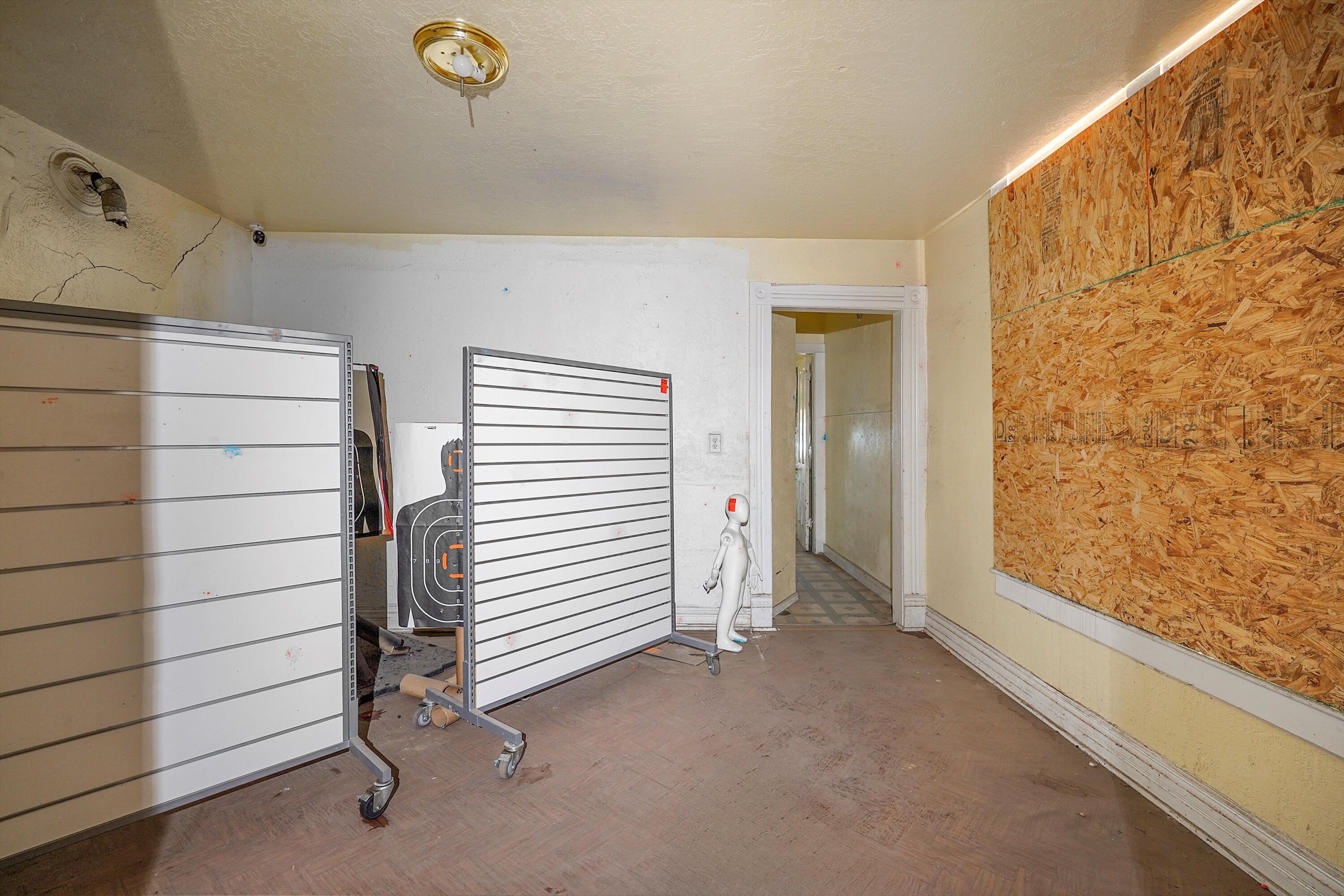 Photo 4 — 635 Broadway Boulevard SE