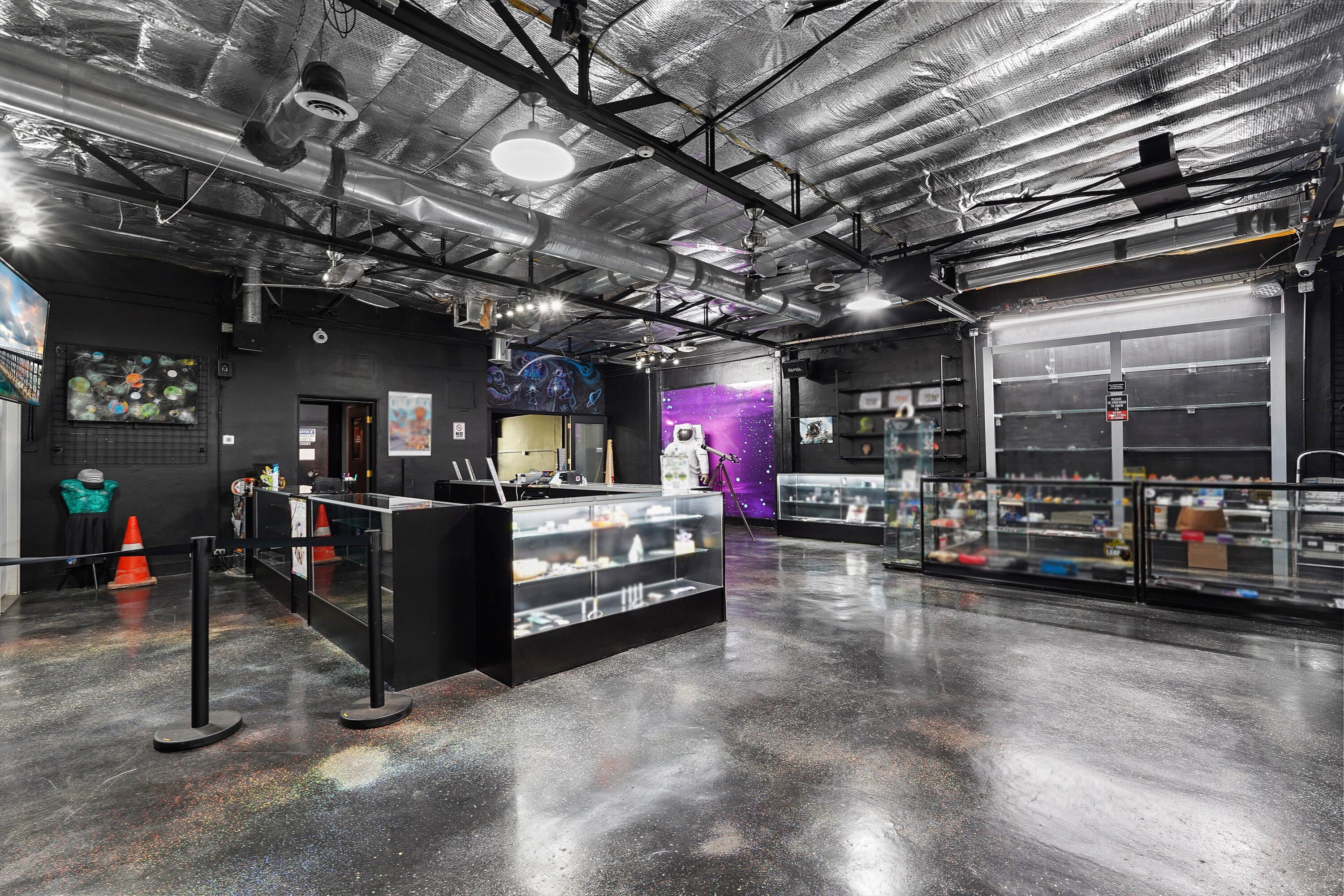 Photo 17 — 637 Broadway Boulevard SE