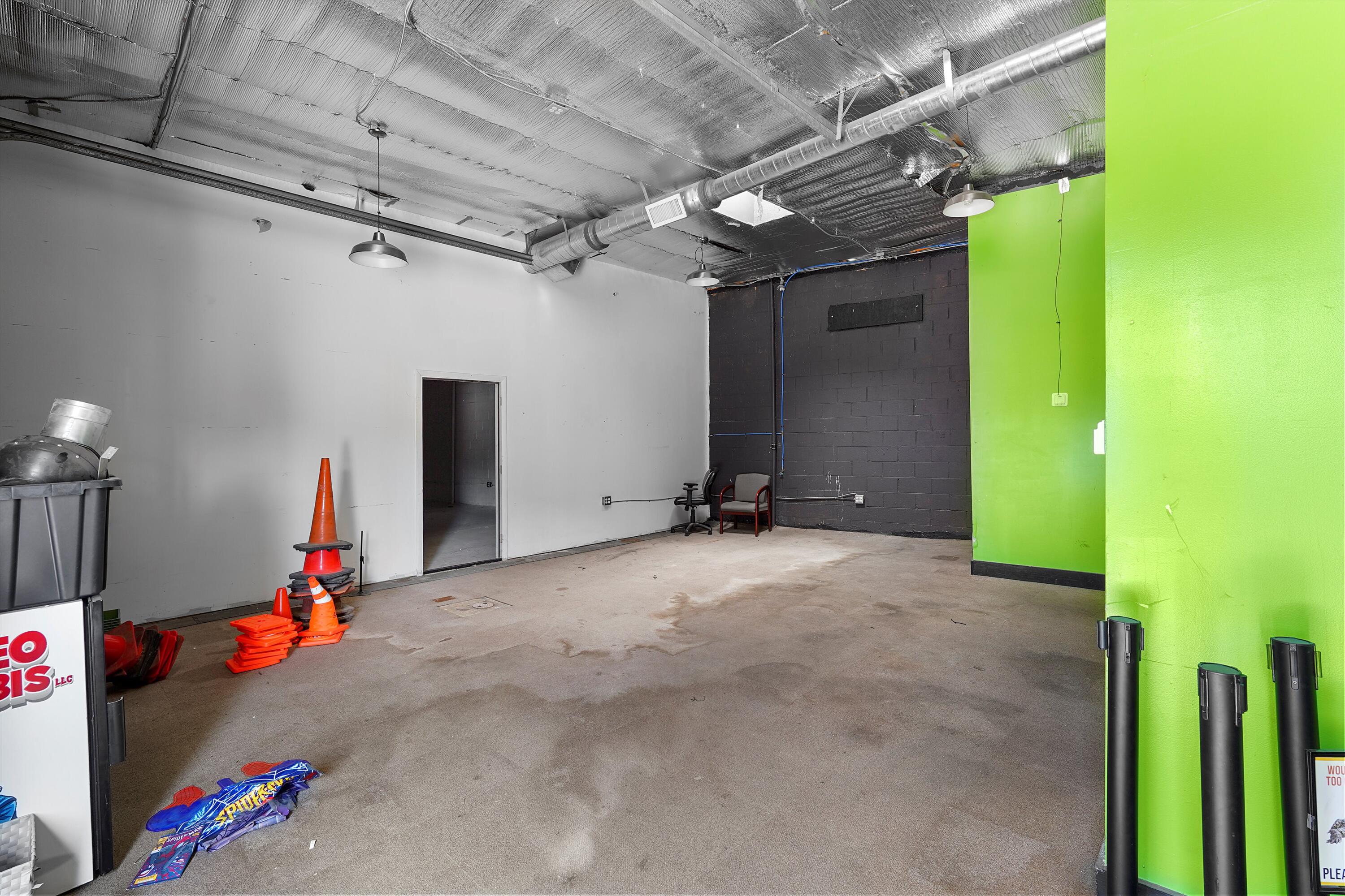 Photo 3 — 637 Broadway Boulevard SE