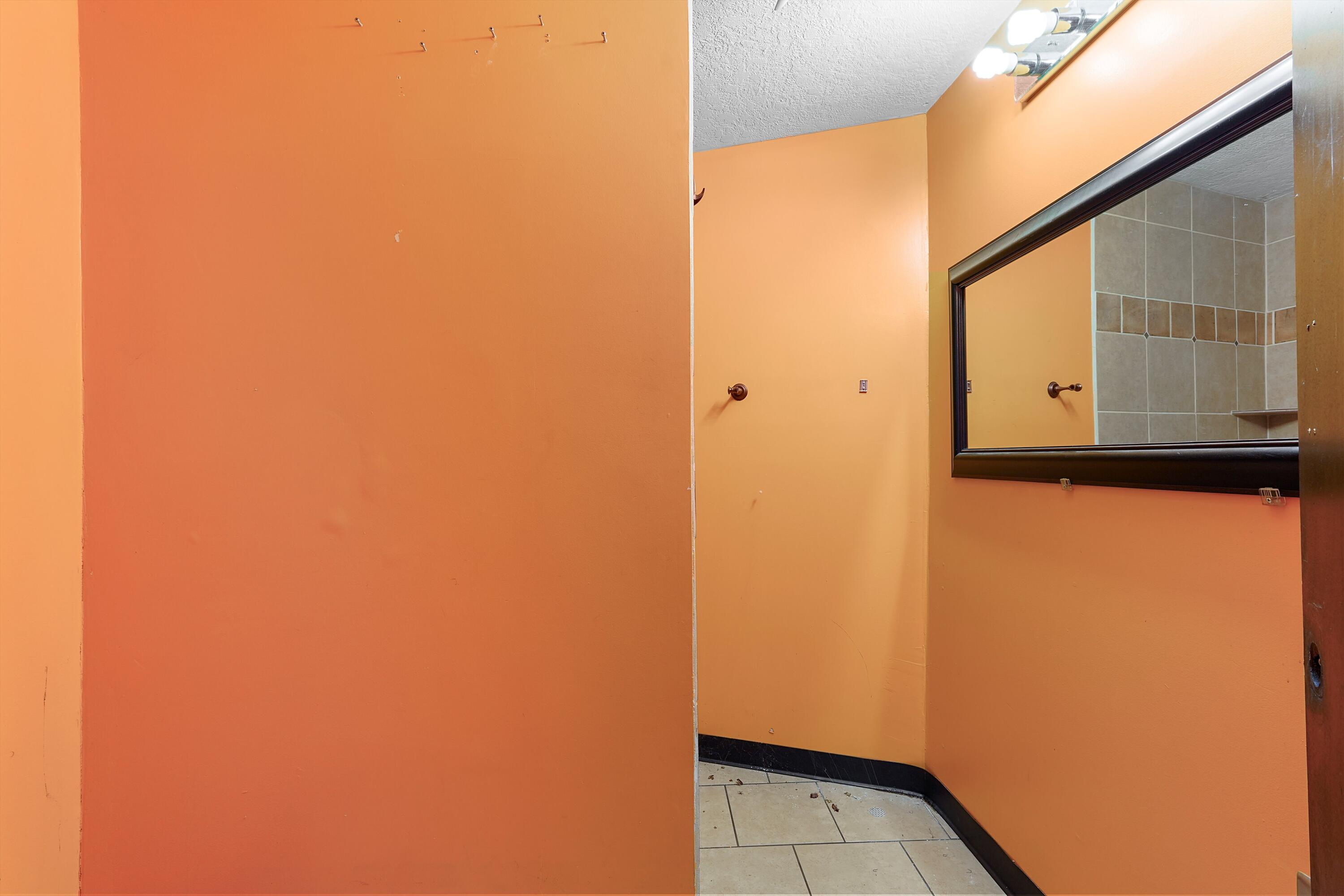 Photo 4 — 637 Broadway Boulevard SE