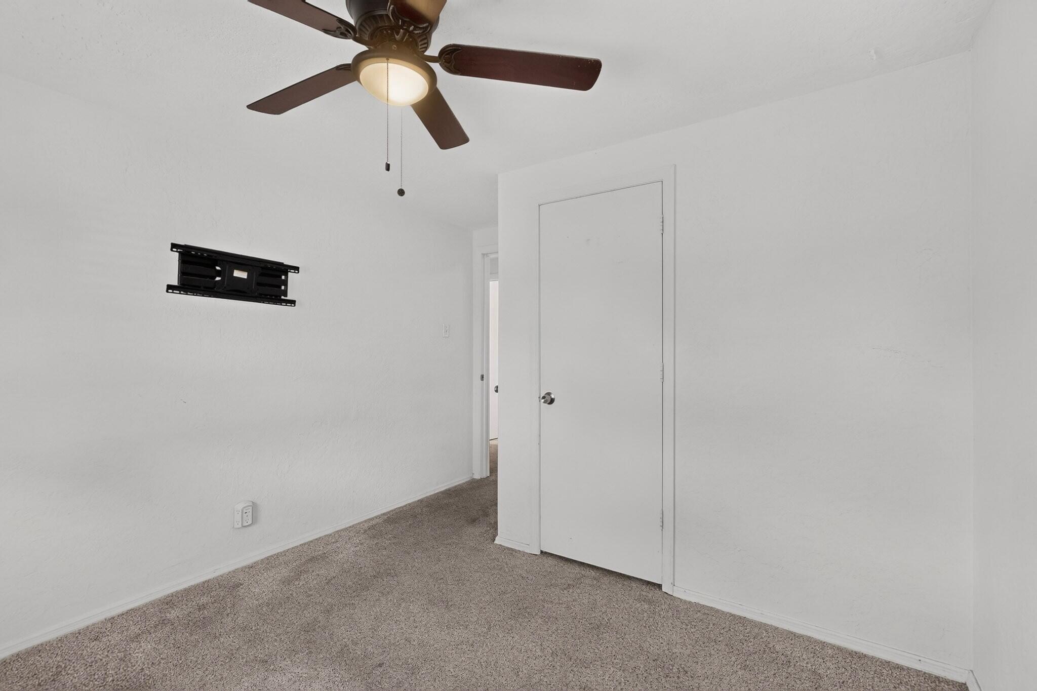 Photo 2 — 1004 Maxine Street NE