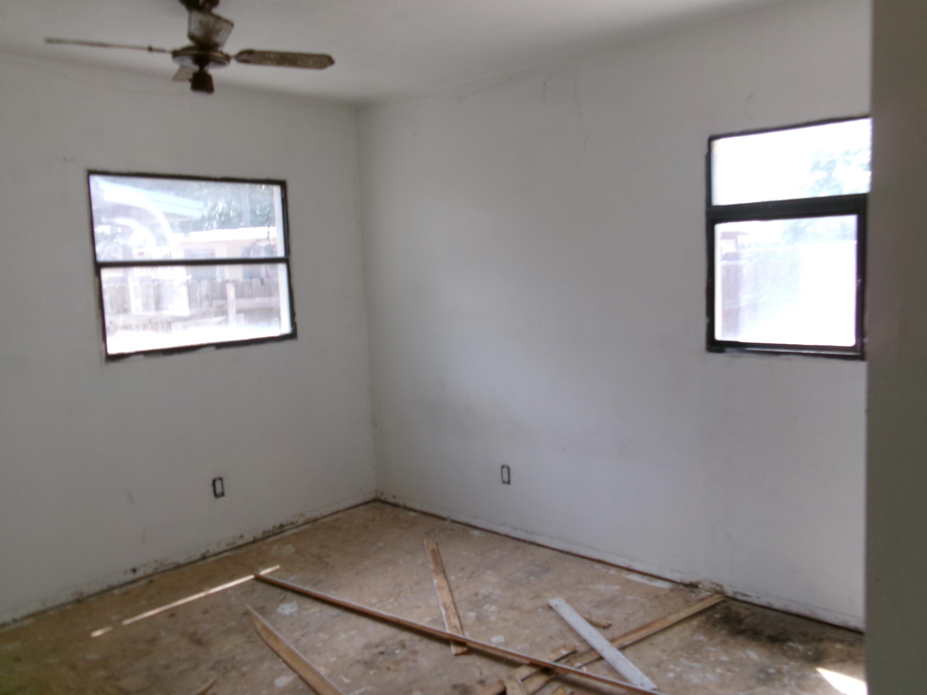 Photo 2 — 4011 Broadview Place NW