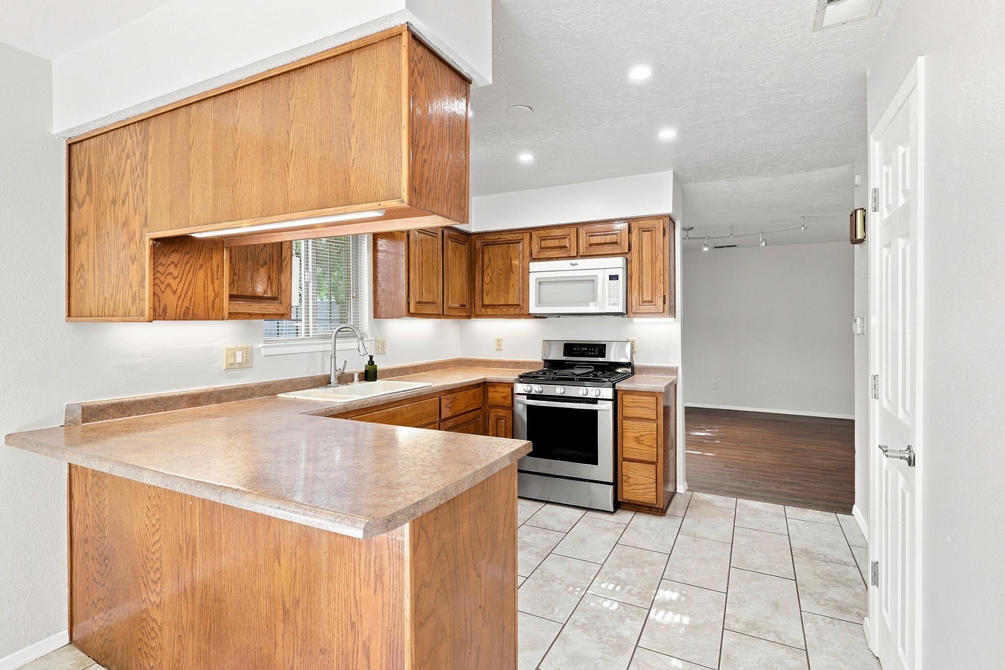 Photo 12 — 650 Paisano Street NE
