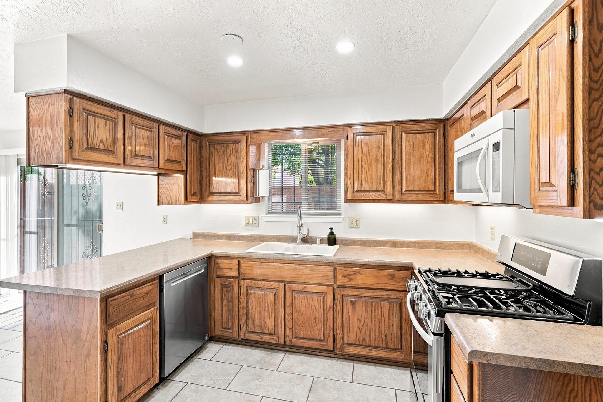 Photo 13 — 650 Paisano Street NE