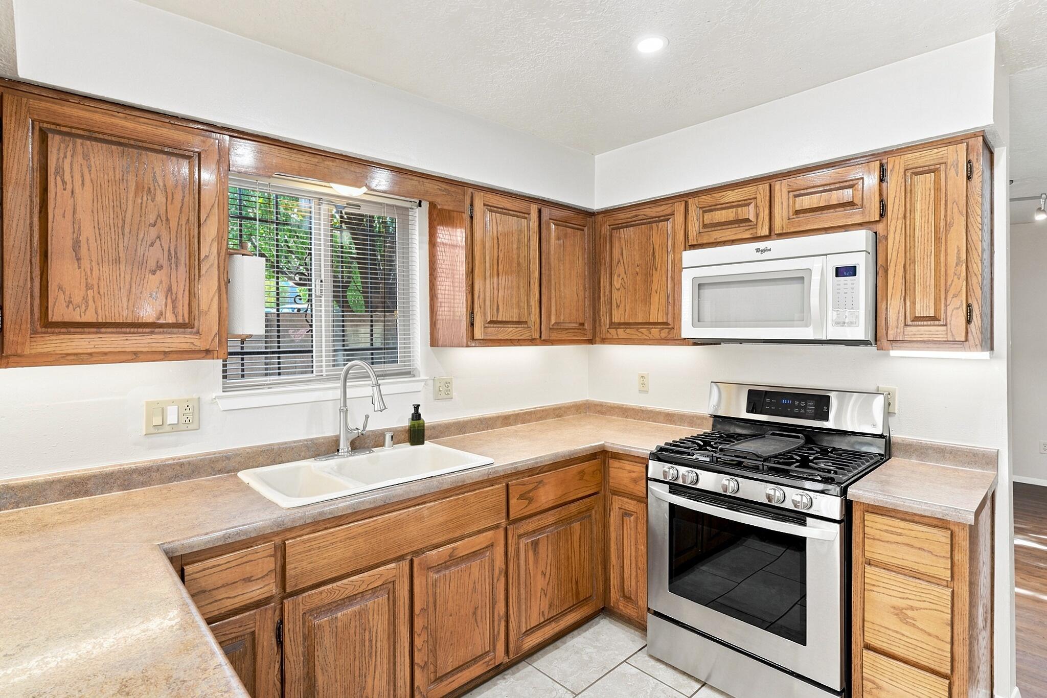 Photo 15 — 650 Paisano Street NE