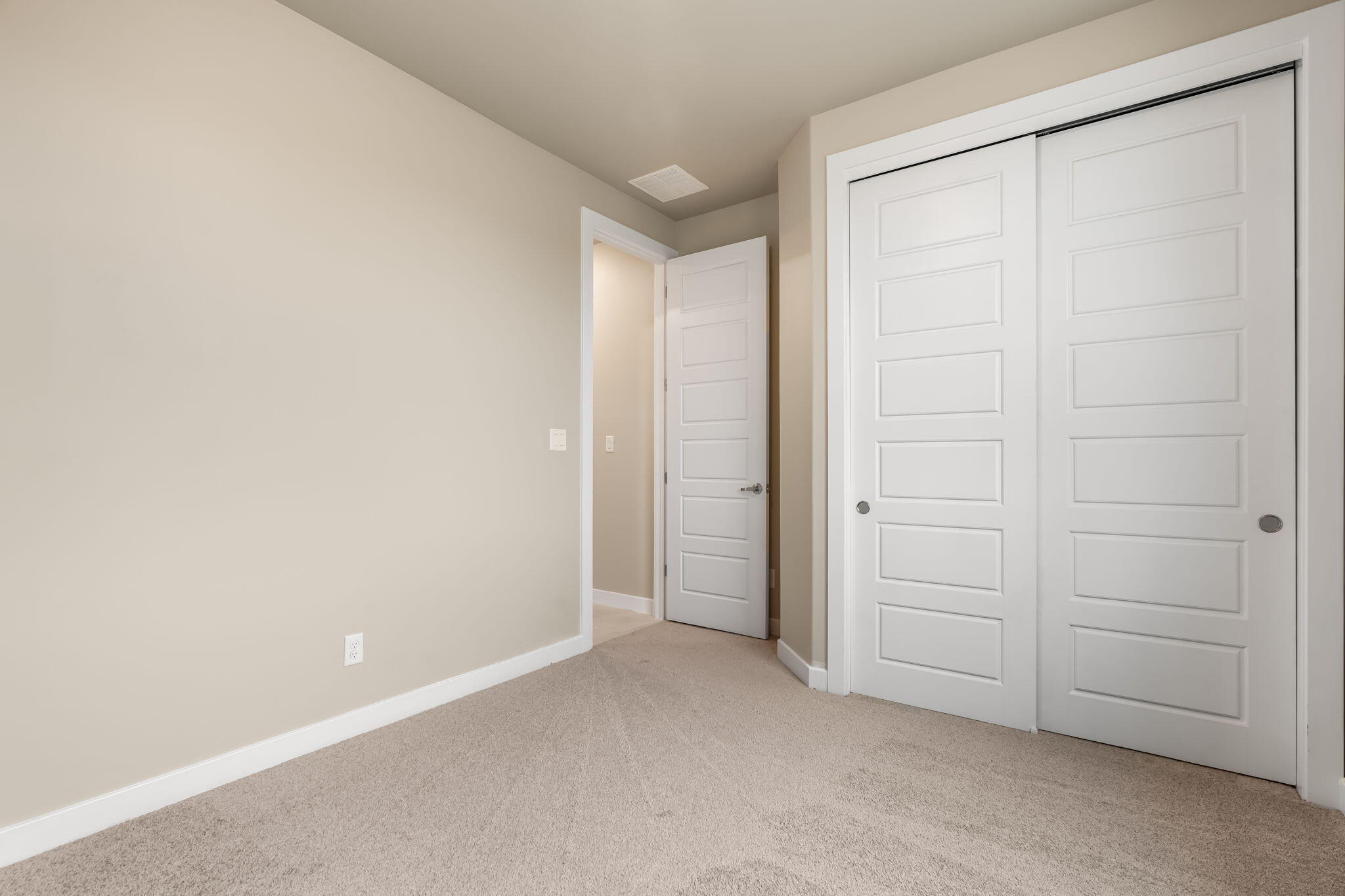 Photo 12 — 7241 Loire Drive NE