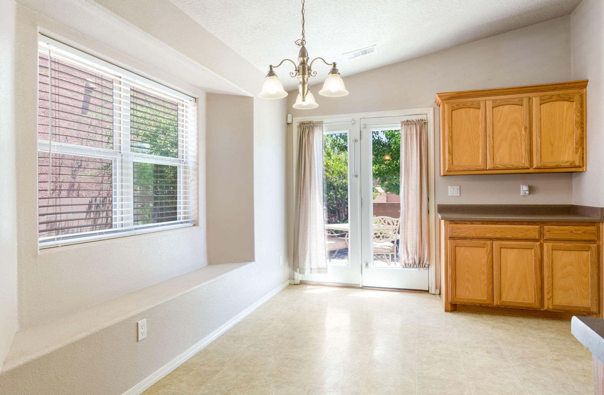 Photo 4 — 806 Vargas Drive