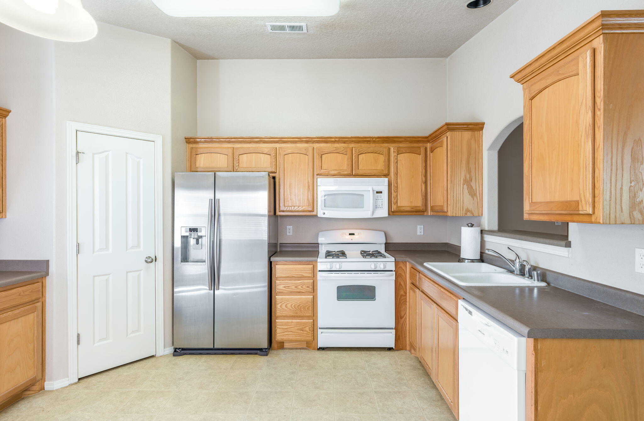 Photo 5 — 806 Vargas Drive