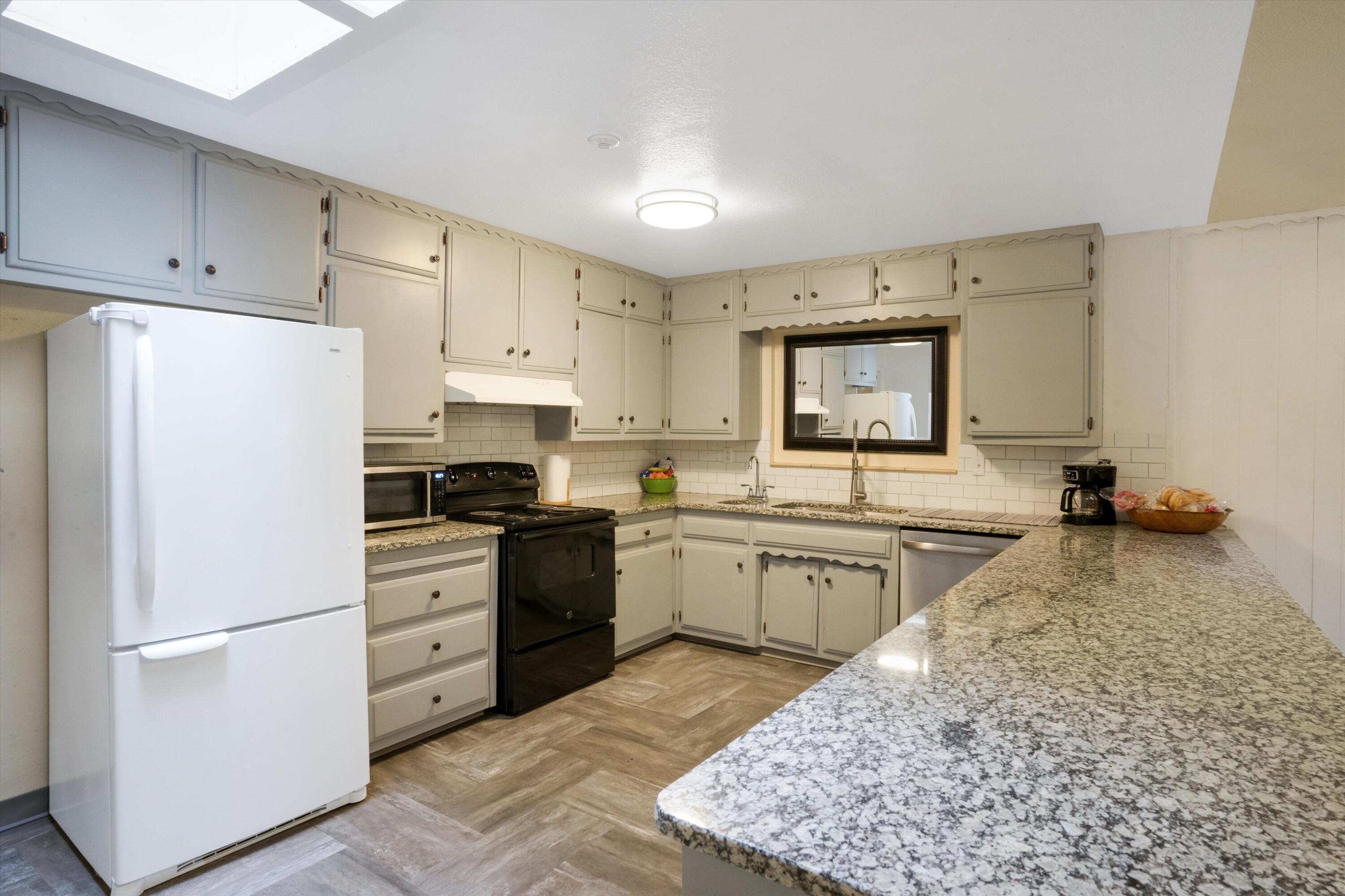 Photo 15 — 1419 Solano Drive NE