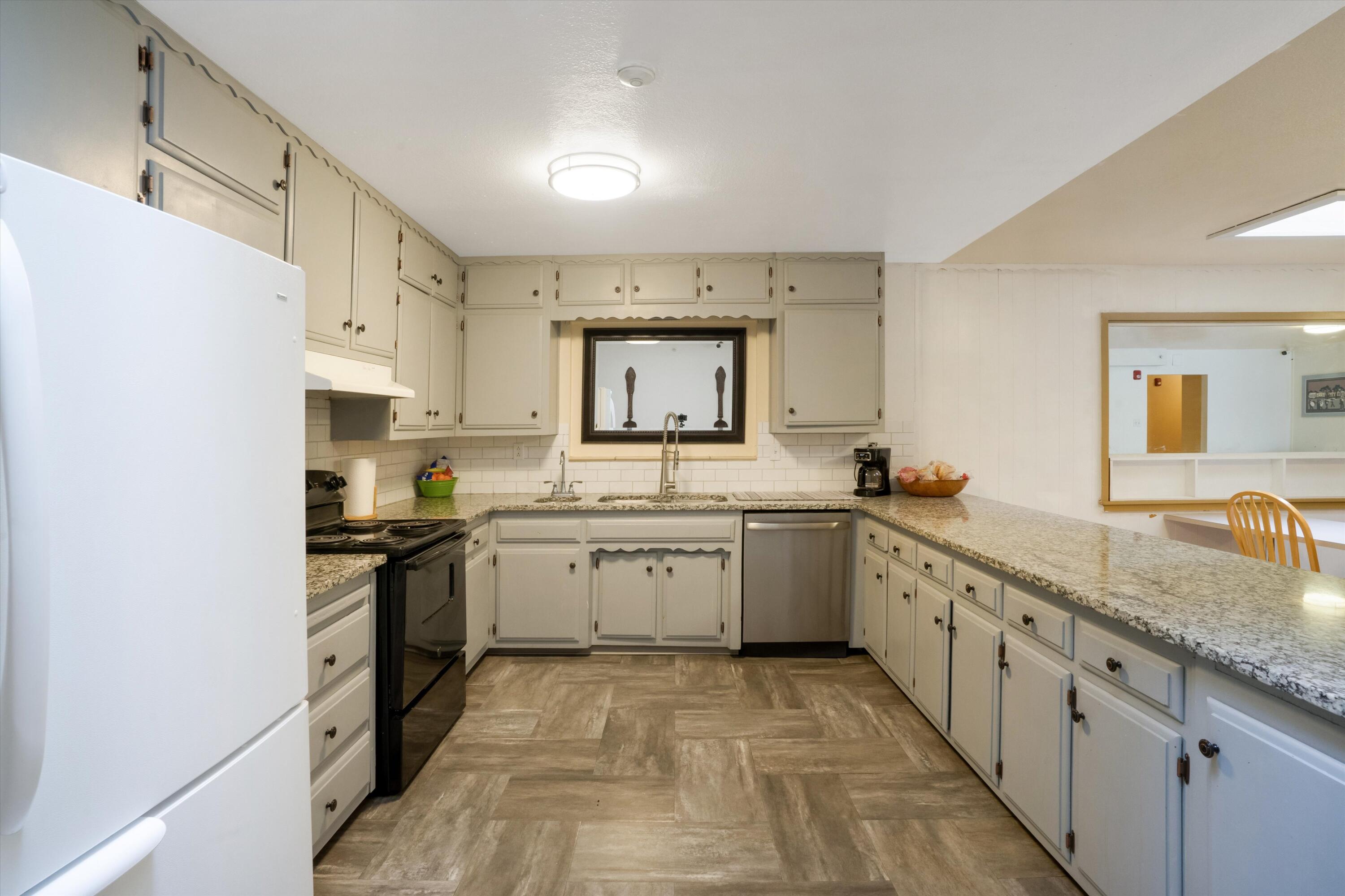 Photo 14 — 1419 Solano Drive NE