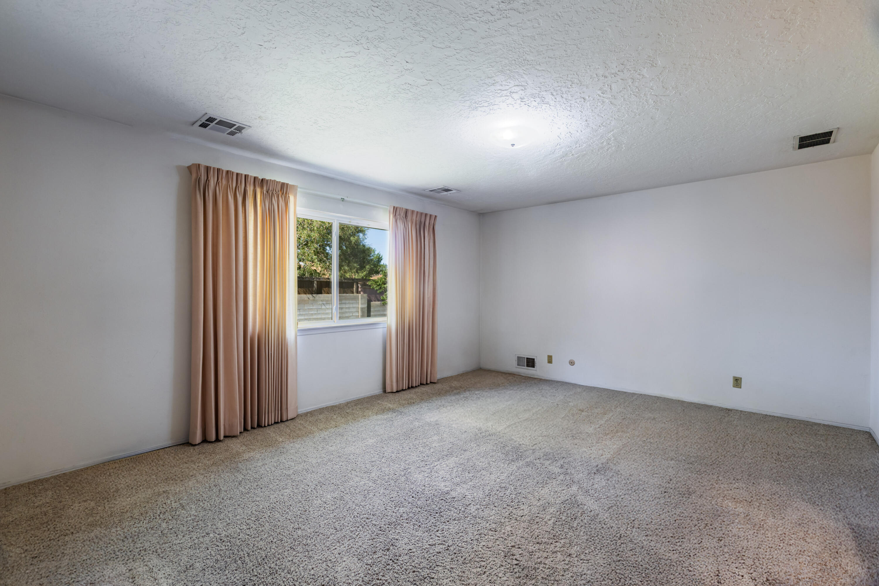 Photo 2 — 7616 Osuna Road NE