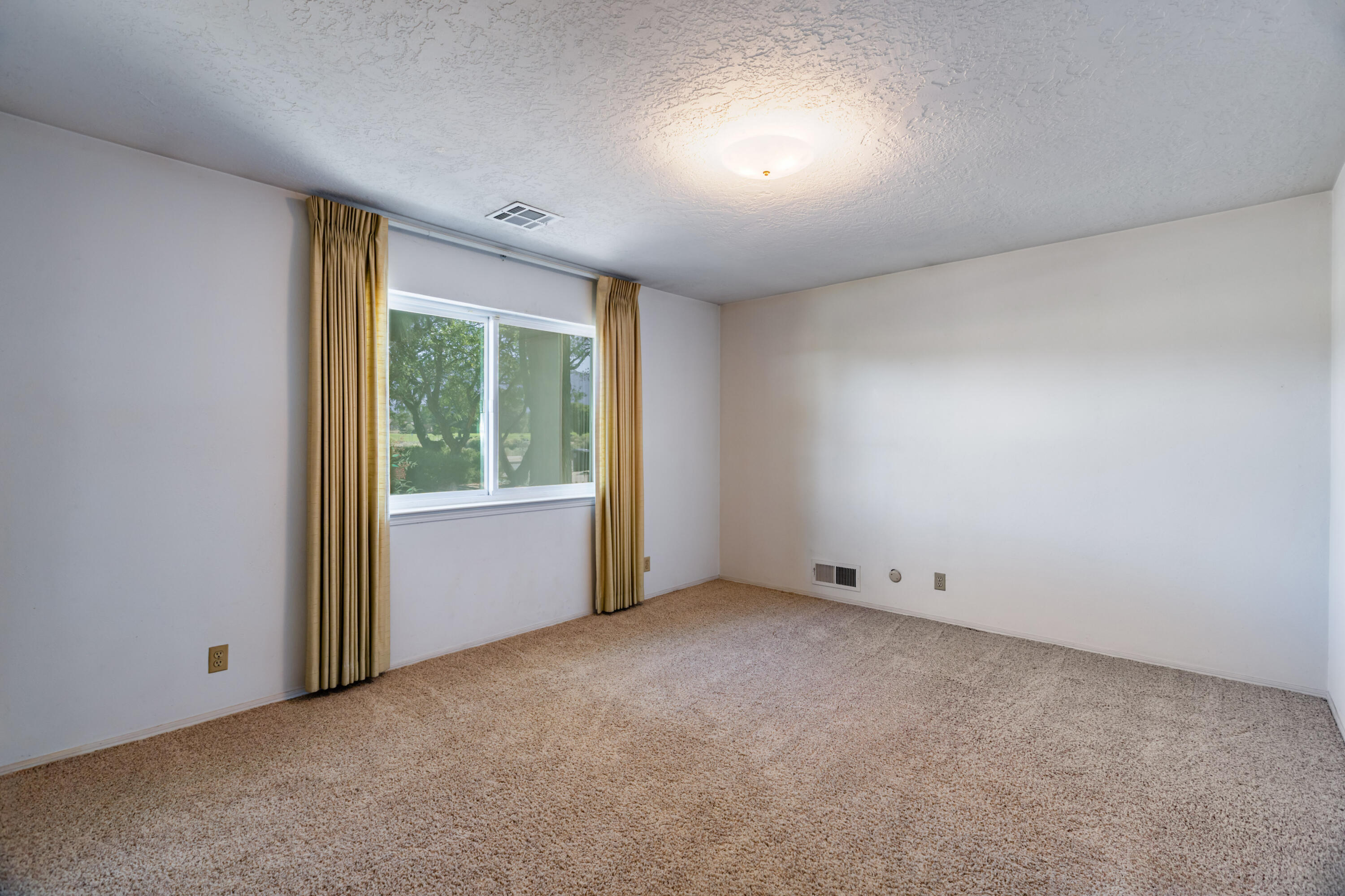 Photo 5 — 7616 Osuna Road NE