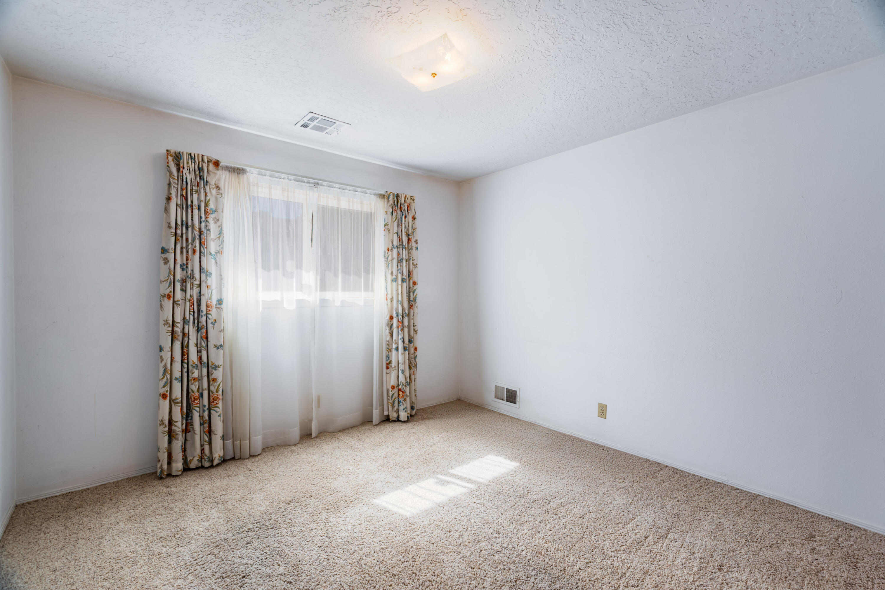 Photo 8 — 7616 Osuna Road NE