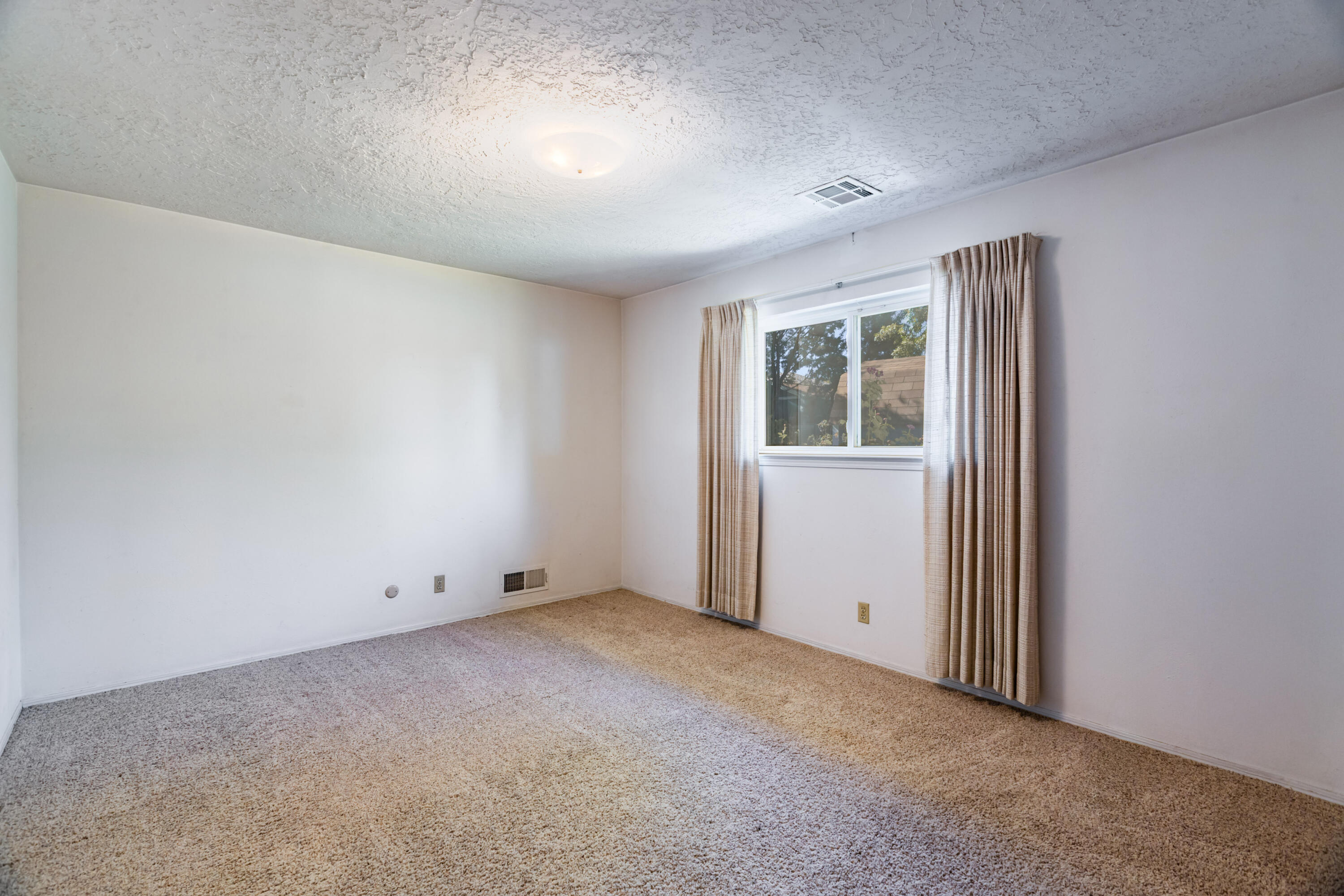 Photo 10 — 7616 Osuna Road NE