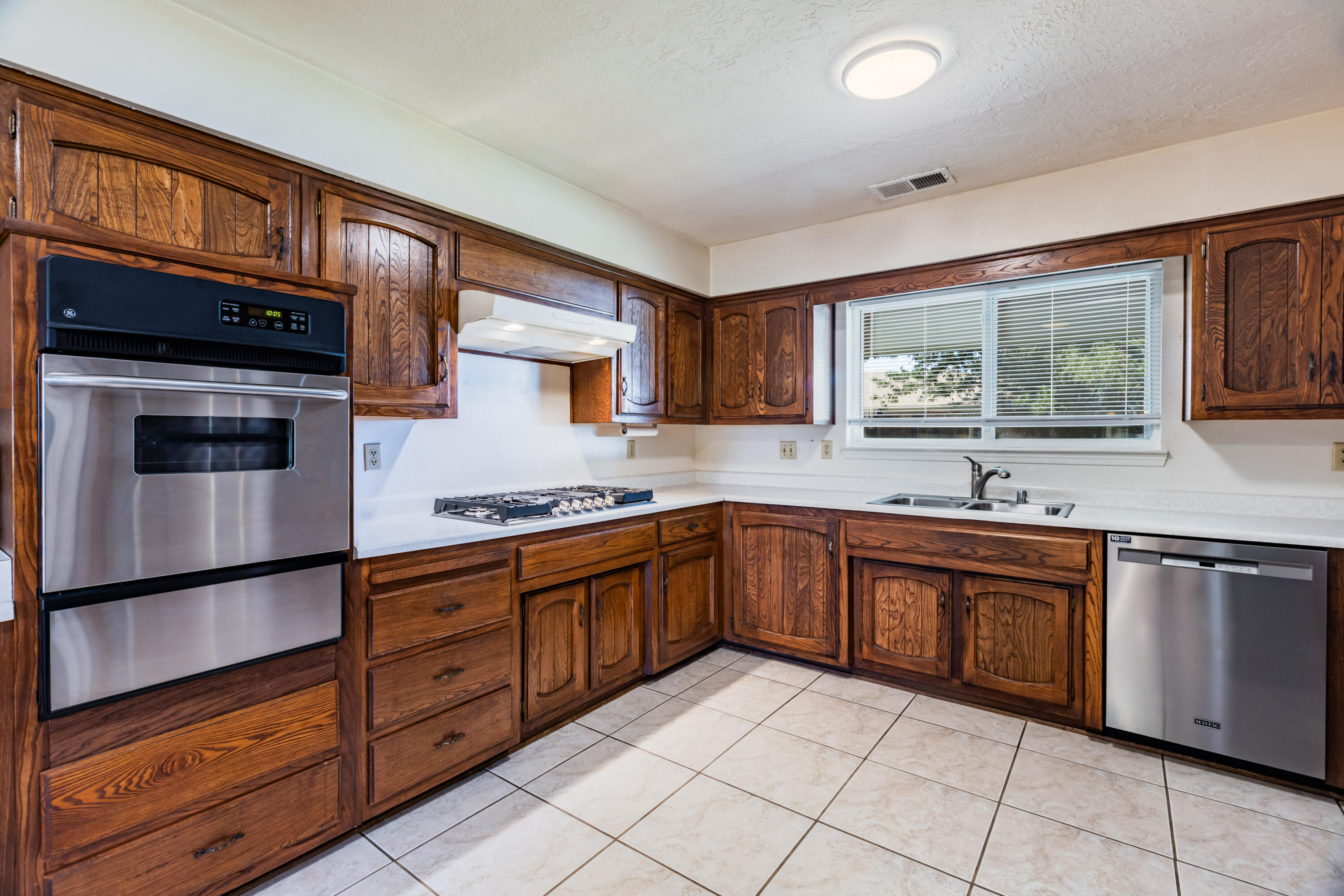 Photo 20 — 7616 Osuna Road NE