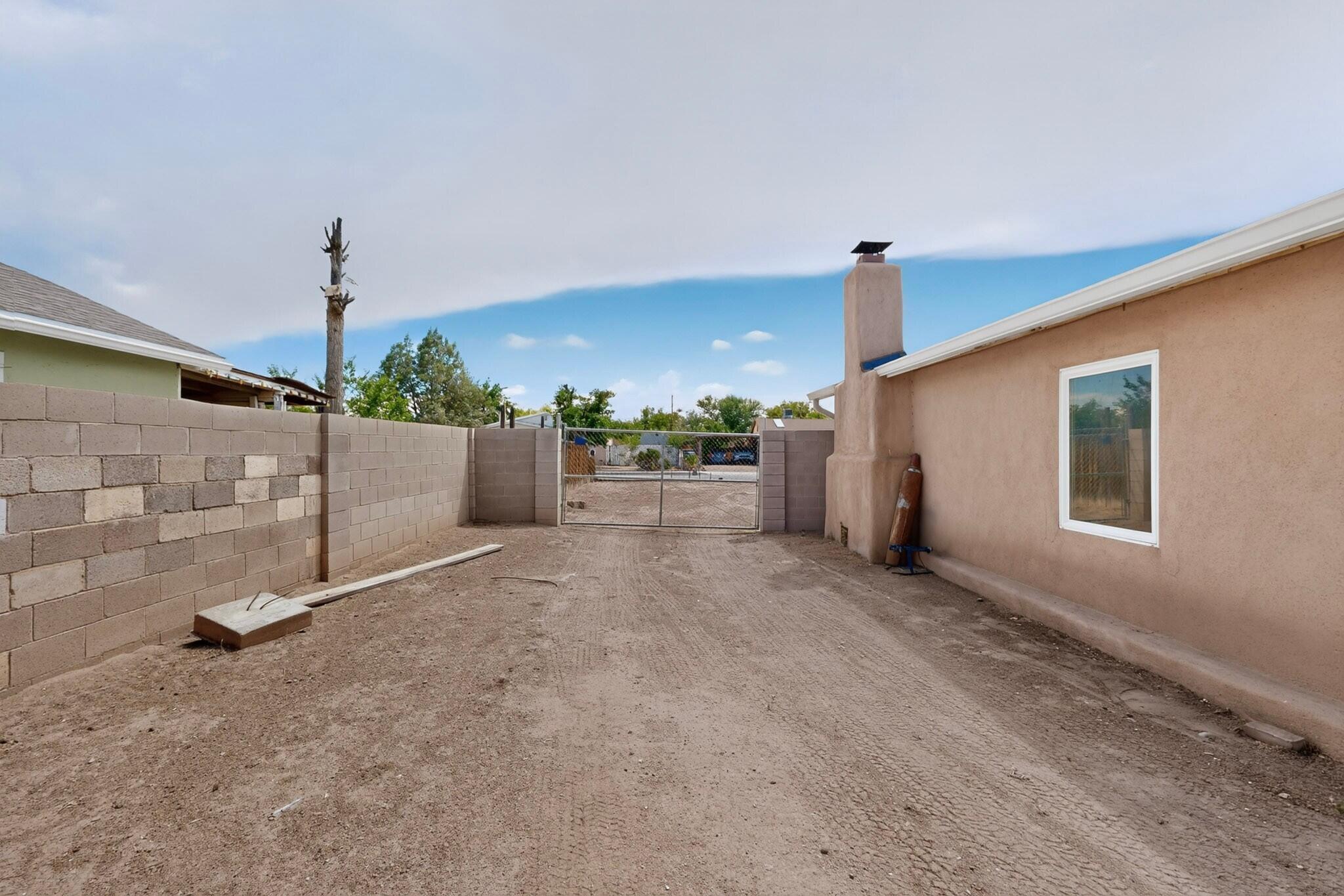 Photo 12 — 823 San Lorenzo Avenue NW